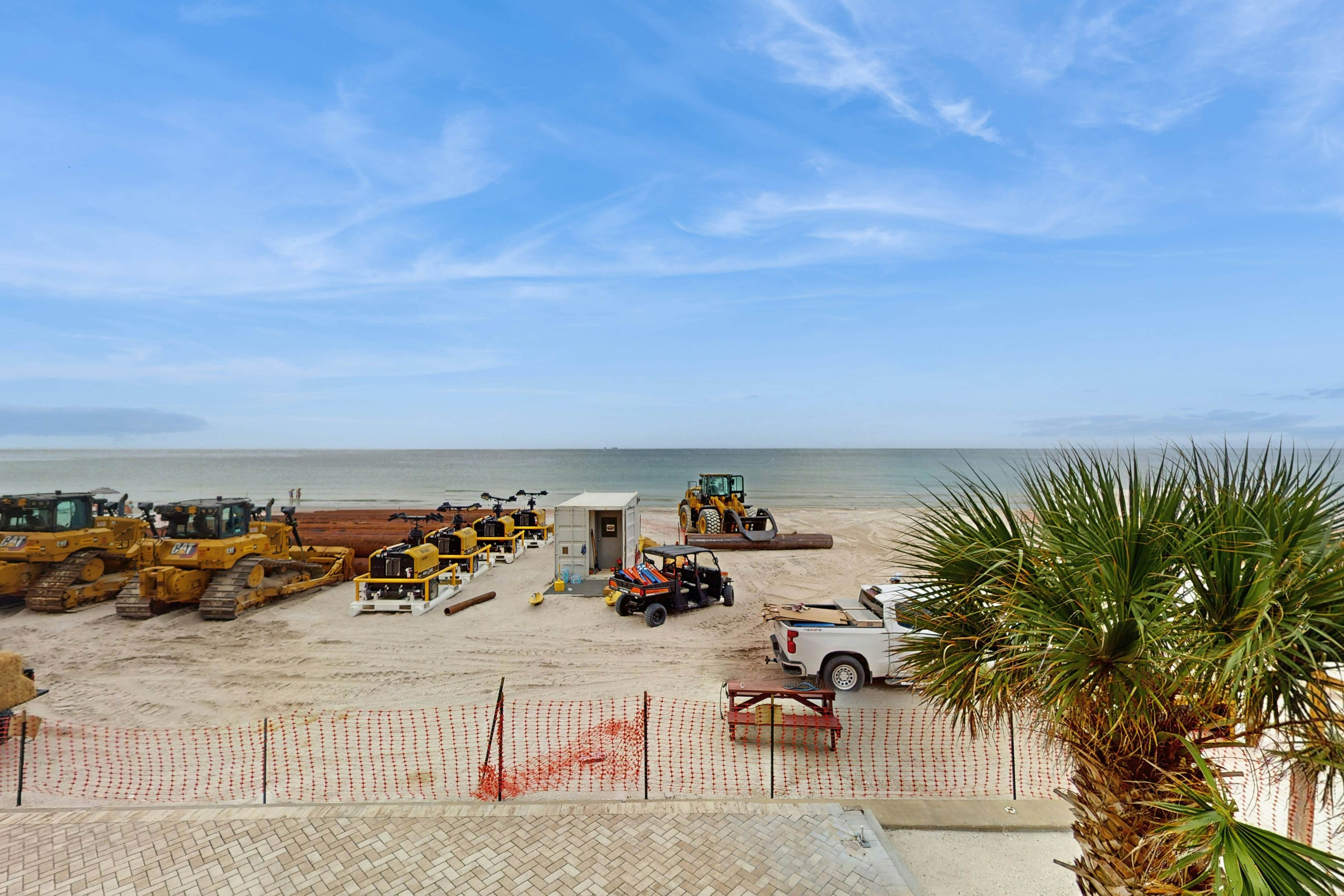 Corner condo with endless Gulf views, full kitchen & balcony - dogs welcome