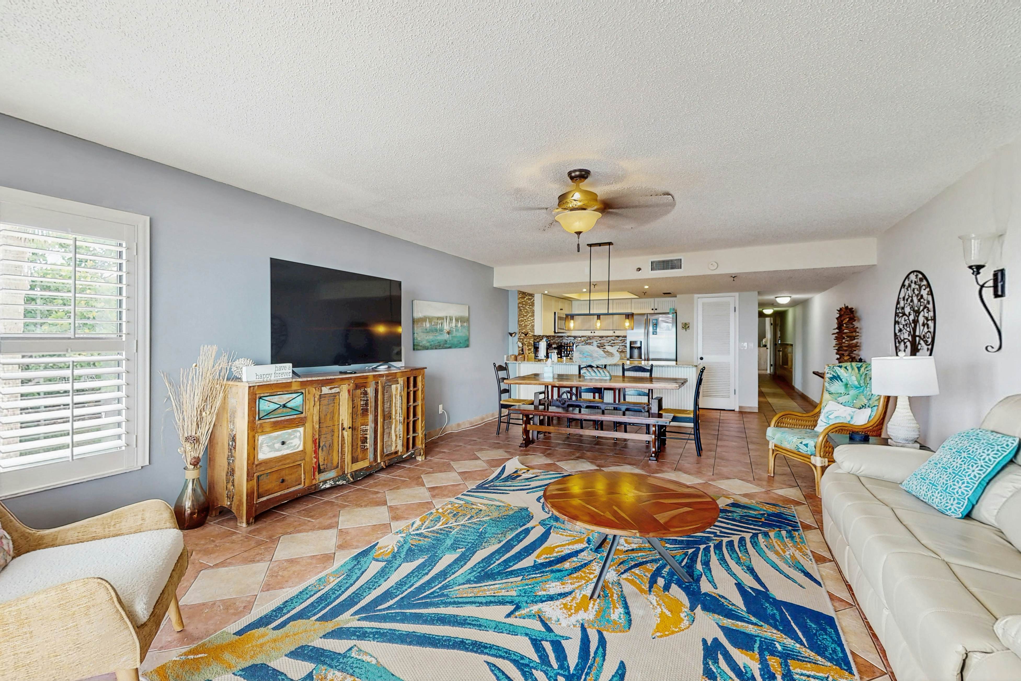 Corner condo with endless Gulf views, full kitchen & balcony - dogs welcome