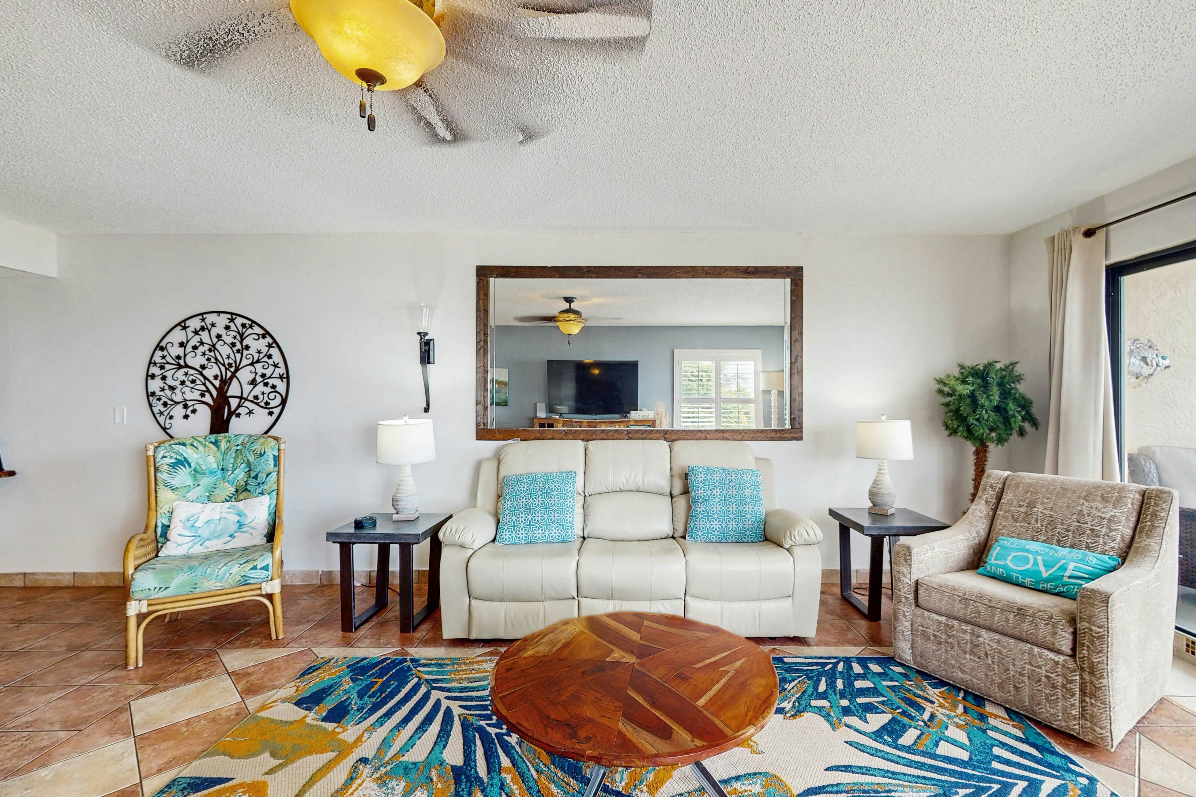 Corner condo with endless Gulf views, full kitchen & balcony - dogs welcome