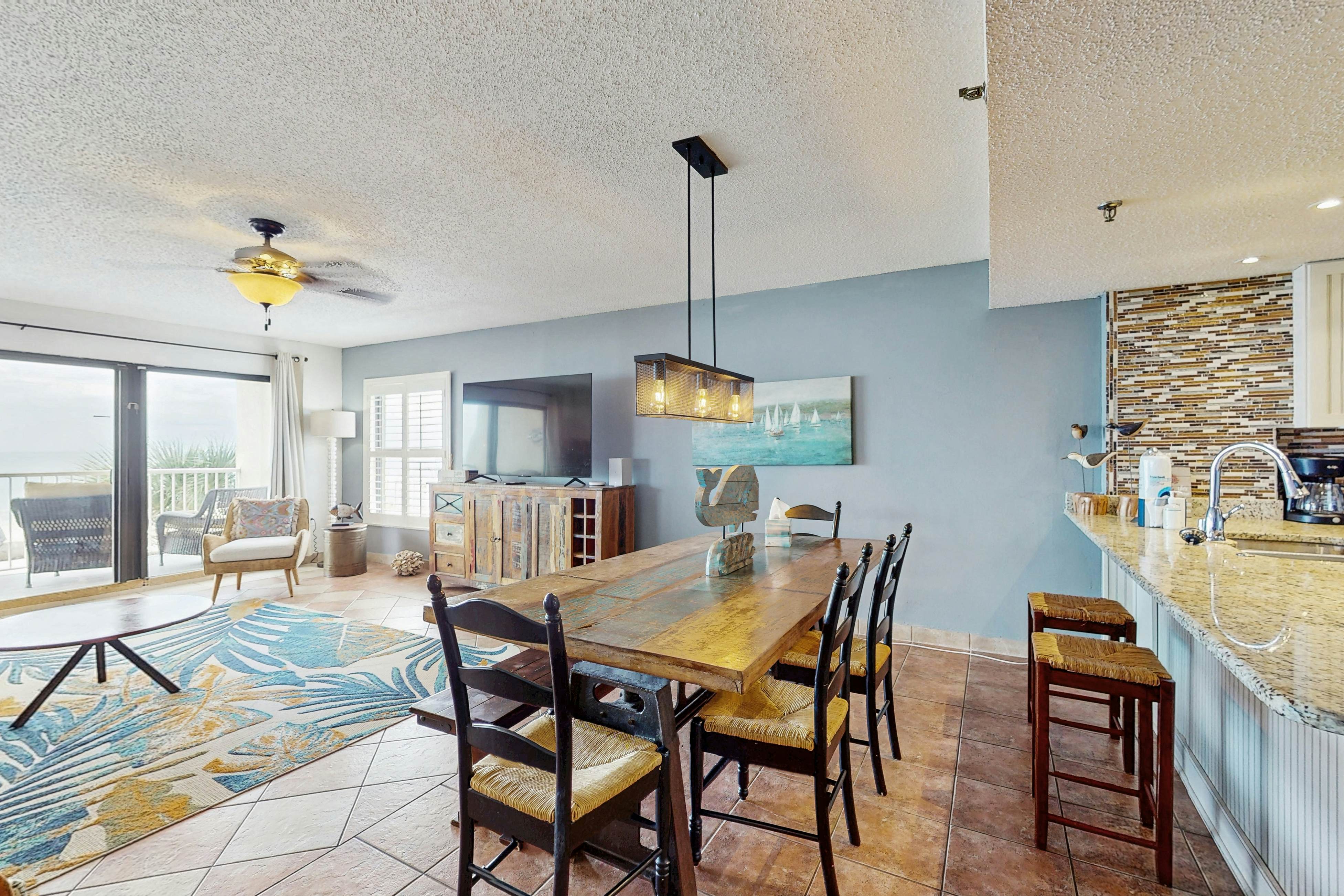 Corner condo with endless Gulf views, full kitchen & balcony - dogs welcome