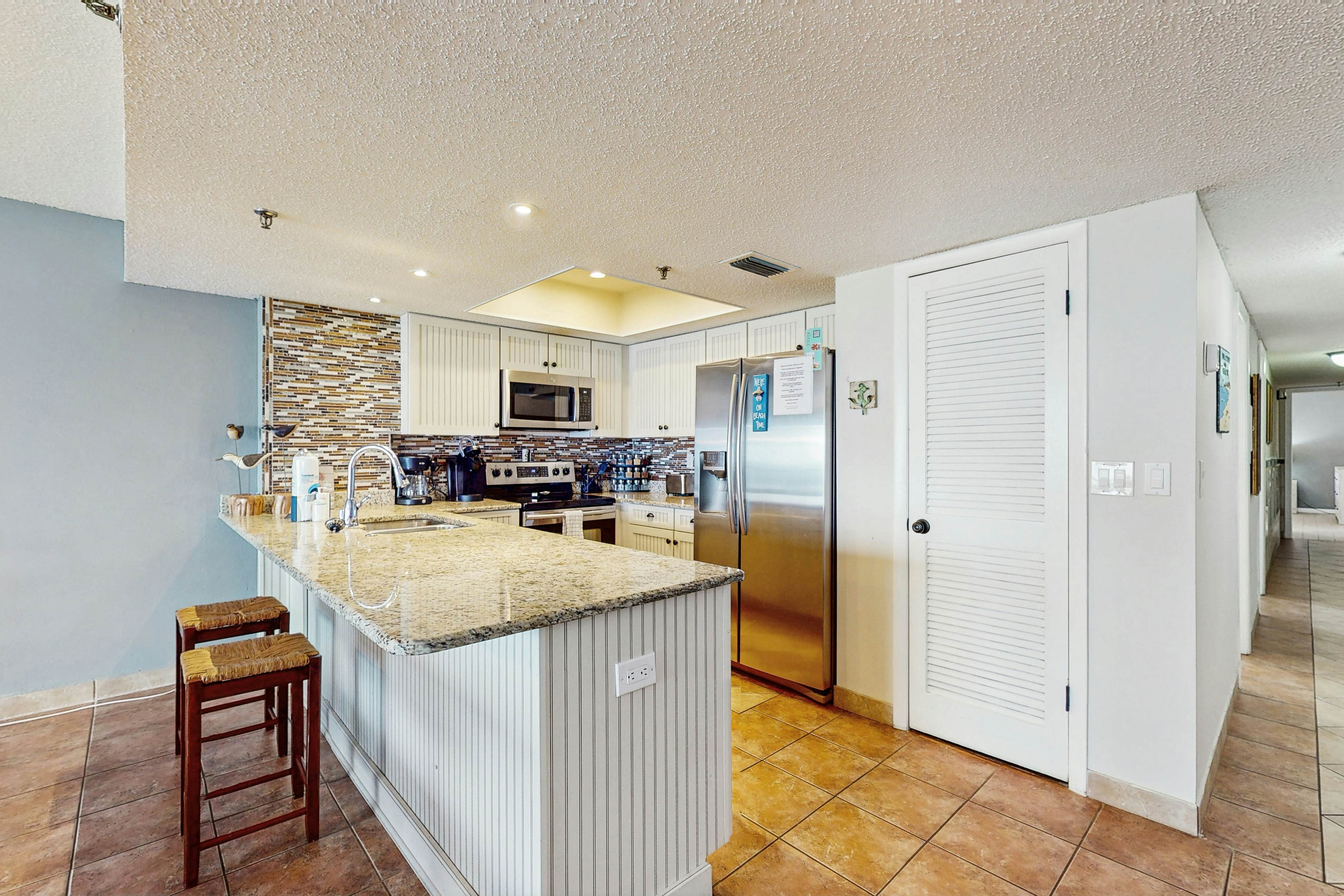 Corner condo with endless Gulf views, full kitchen & balcony - dogs welcome