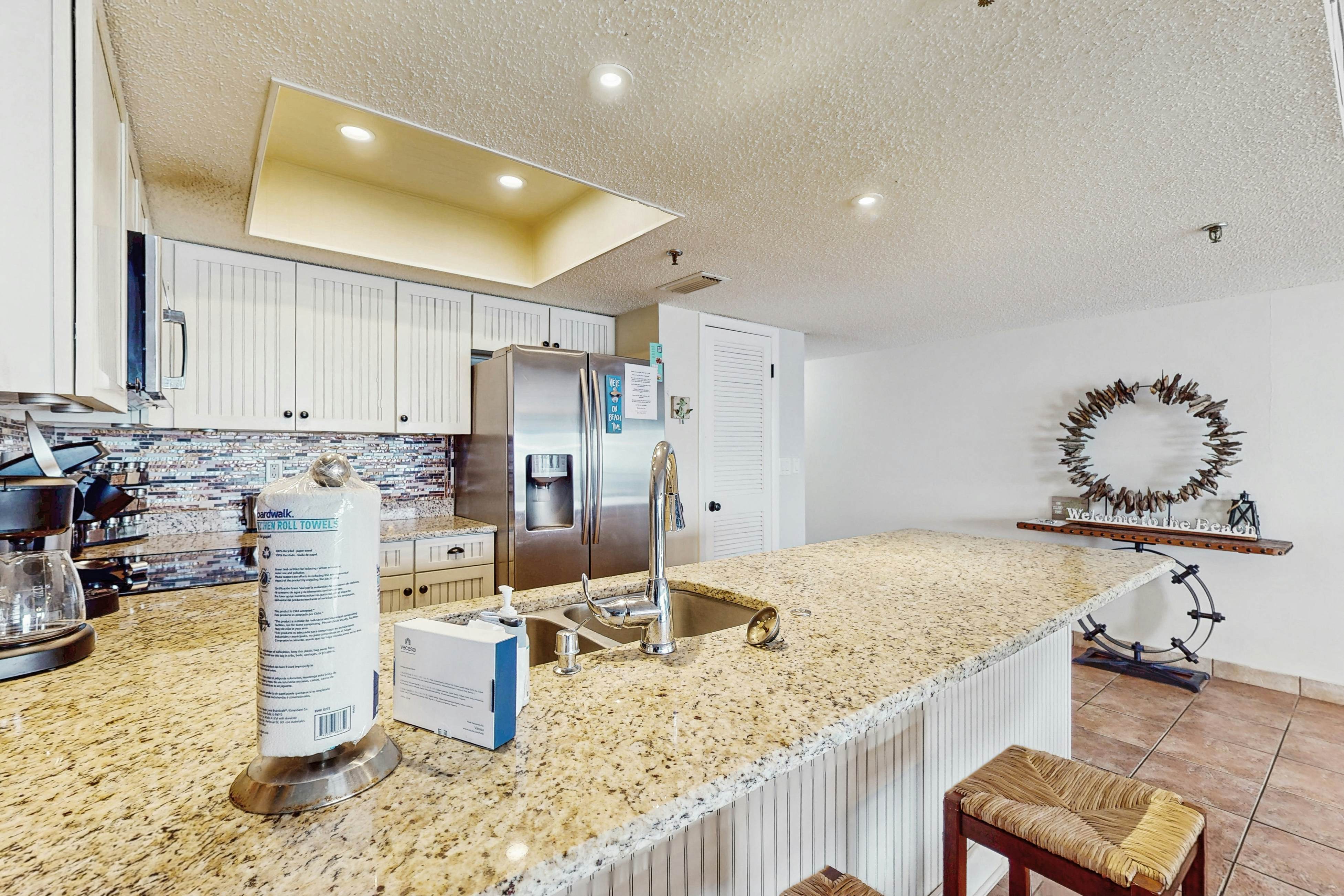 Corner condo with endless Gulf views, full kitchen & balcony - dogs welcome