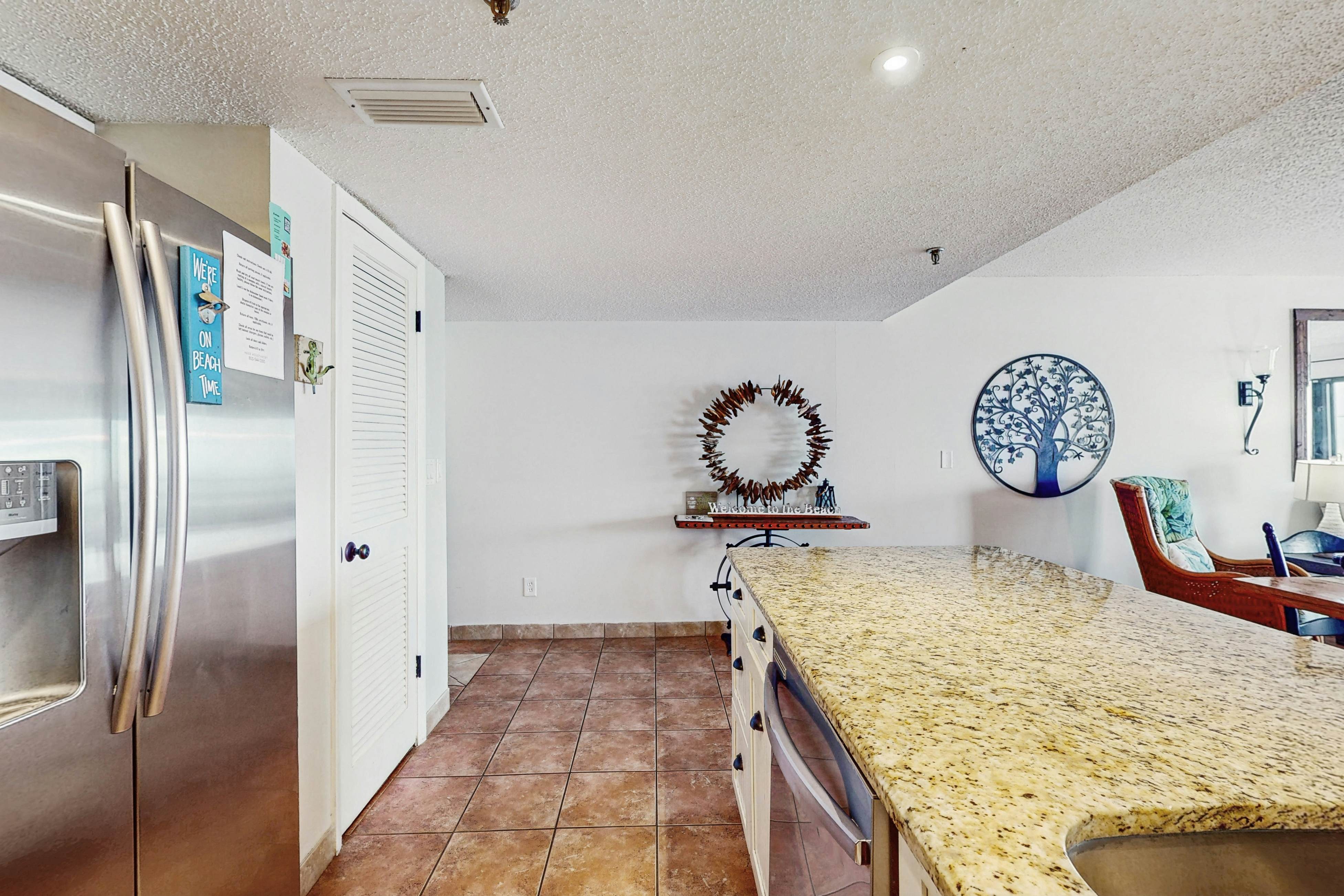 Corner condo with endless Gulf views, full kitchen & balcony - dogs welcome