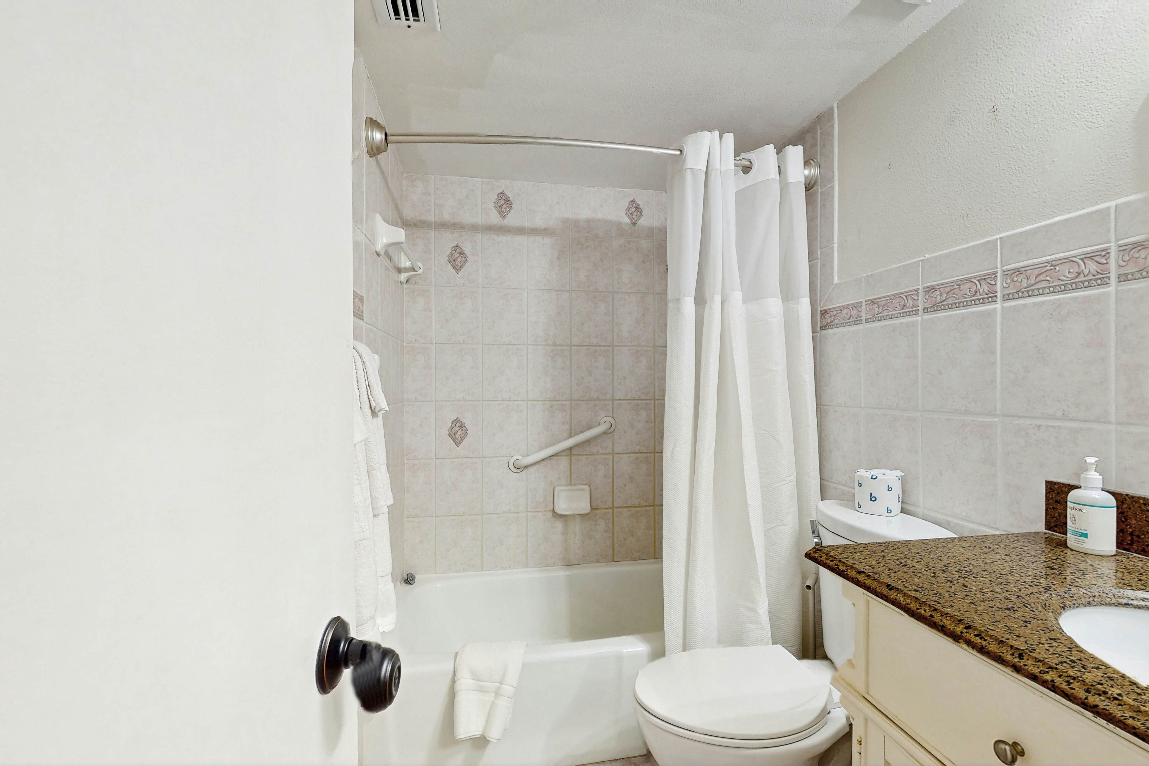 Corner condo with endless Gulf views, full kitchen & balcony - dogs welcome