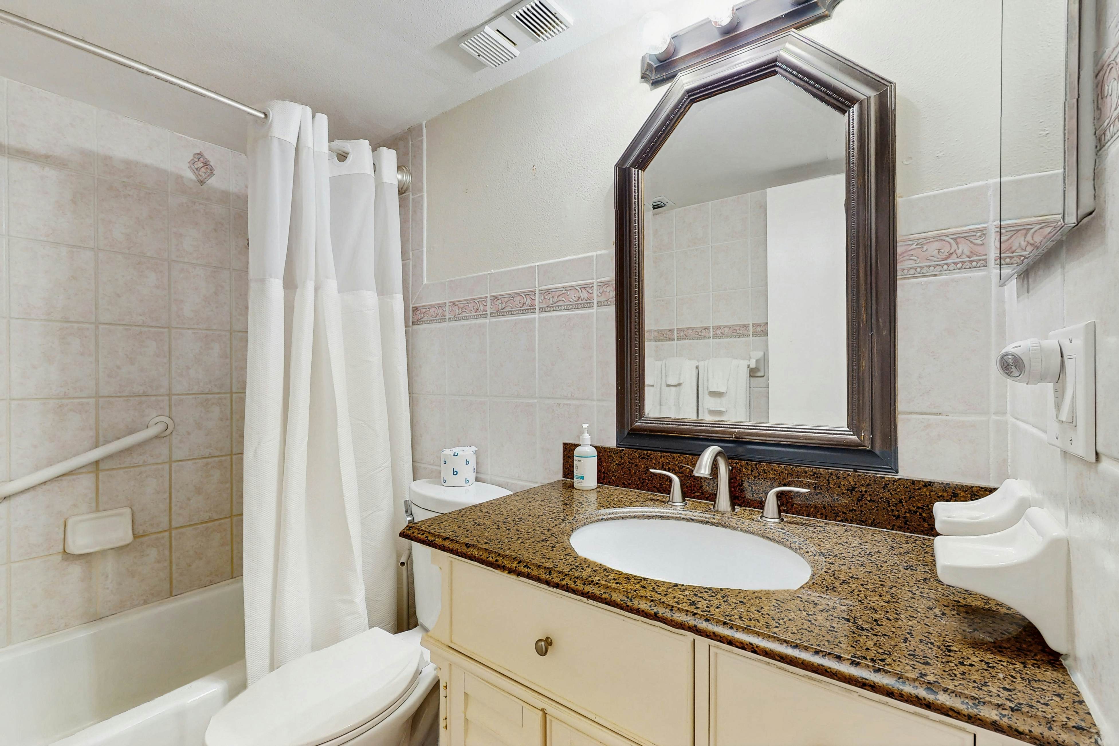 Corner condo with endless Gulf views, full kitchen & balcony - dogs welcome