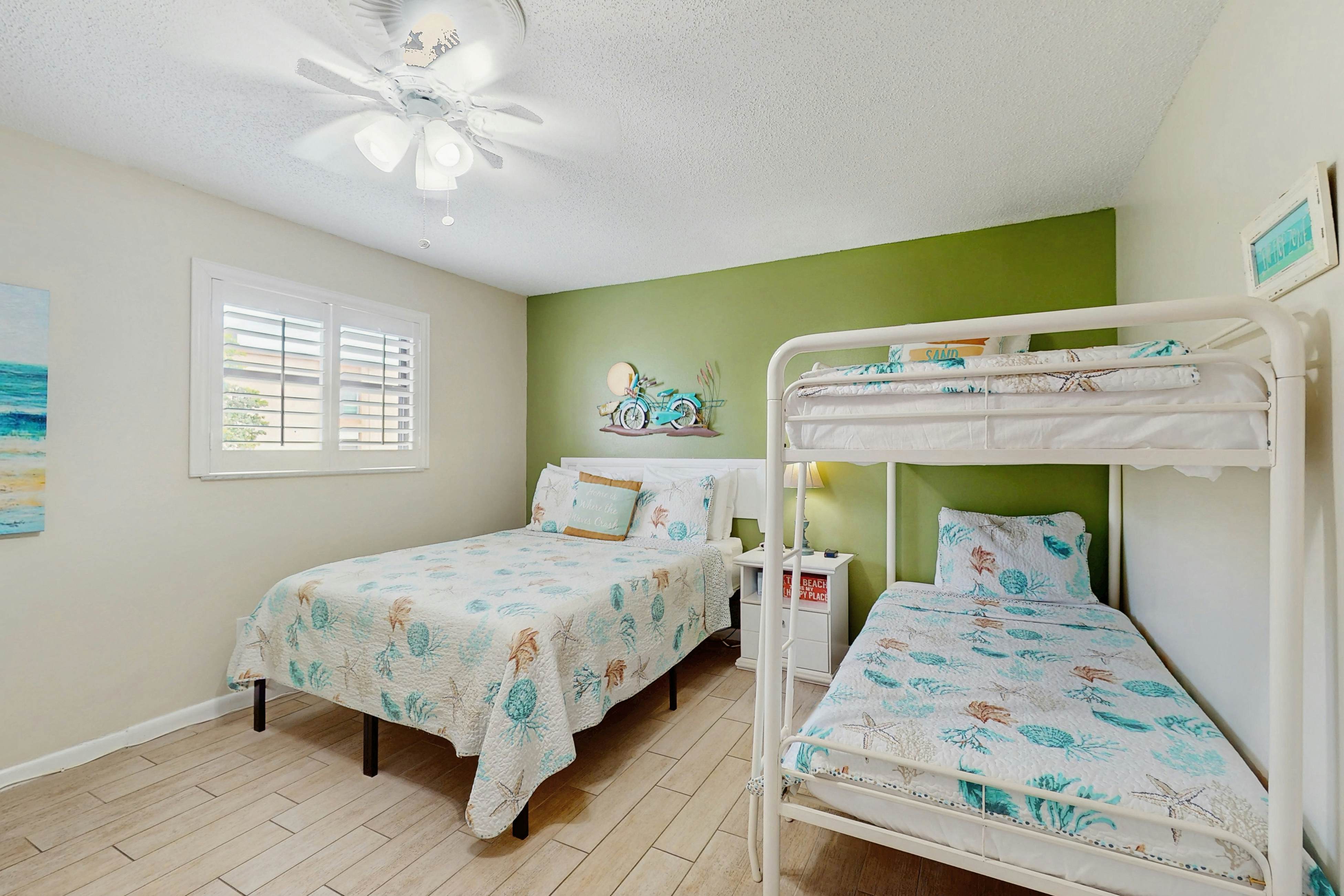 Corner condo with endless Gulf views, full kitchen & balcony - dogs welcome