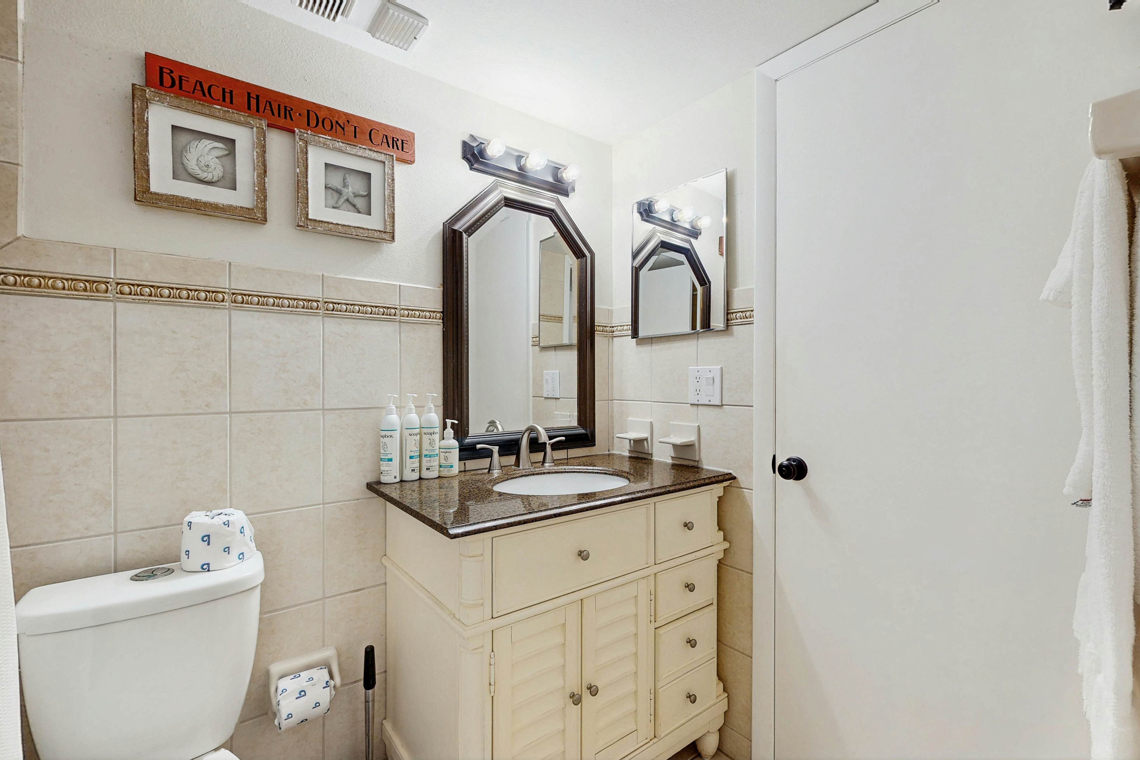 Corner condo with endless Gulf views, full kitchen & balcony - dogs welcome