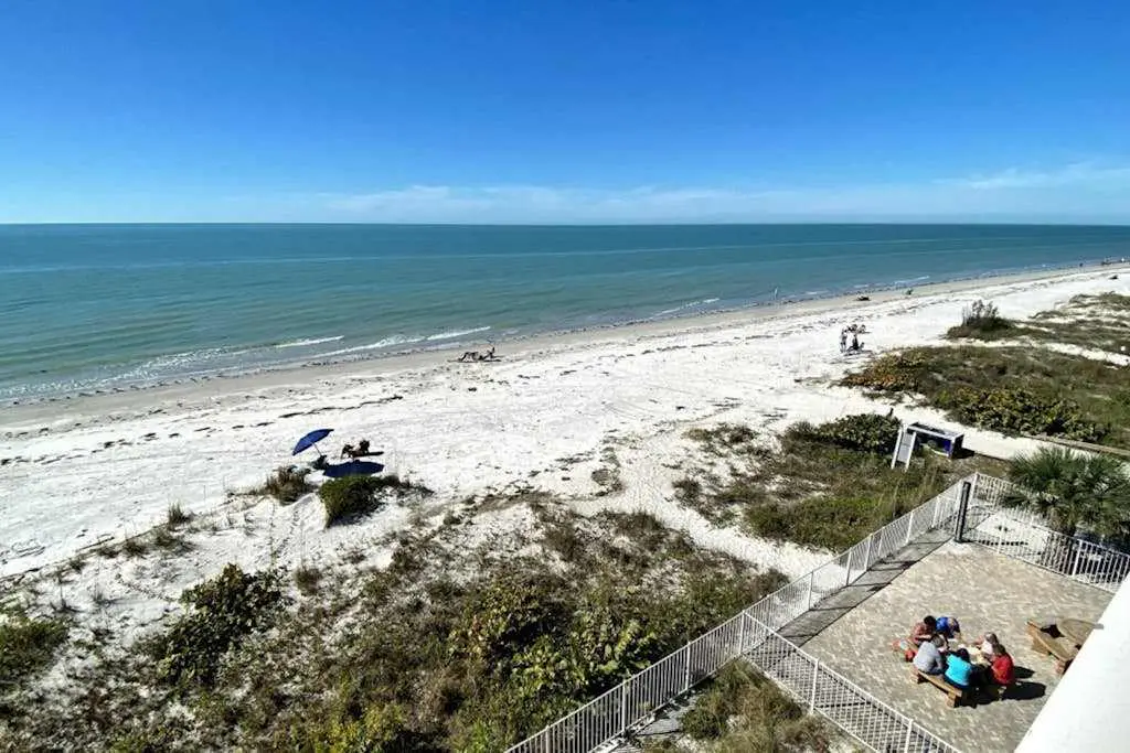 Corner condo with endless Gulf views full kitchen and balcony dogs welcome
