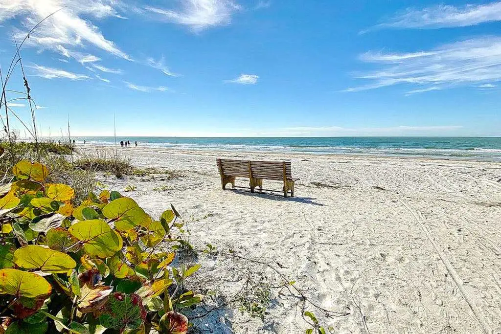 Corner condo with endless Gulf views full kitchen and balcony dogs welcome