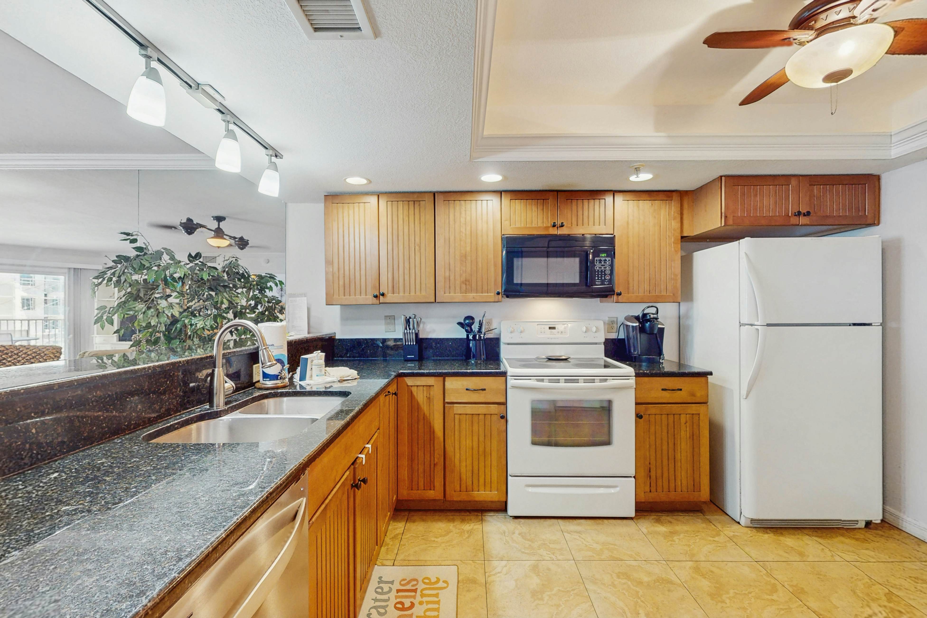 Beachfront condo with balcony, pool, hot tub, grill, & AC