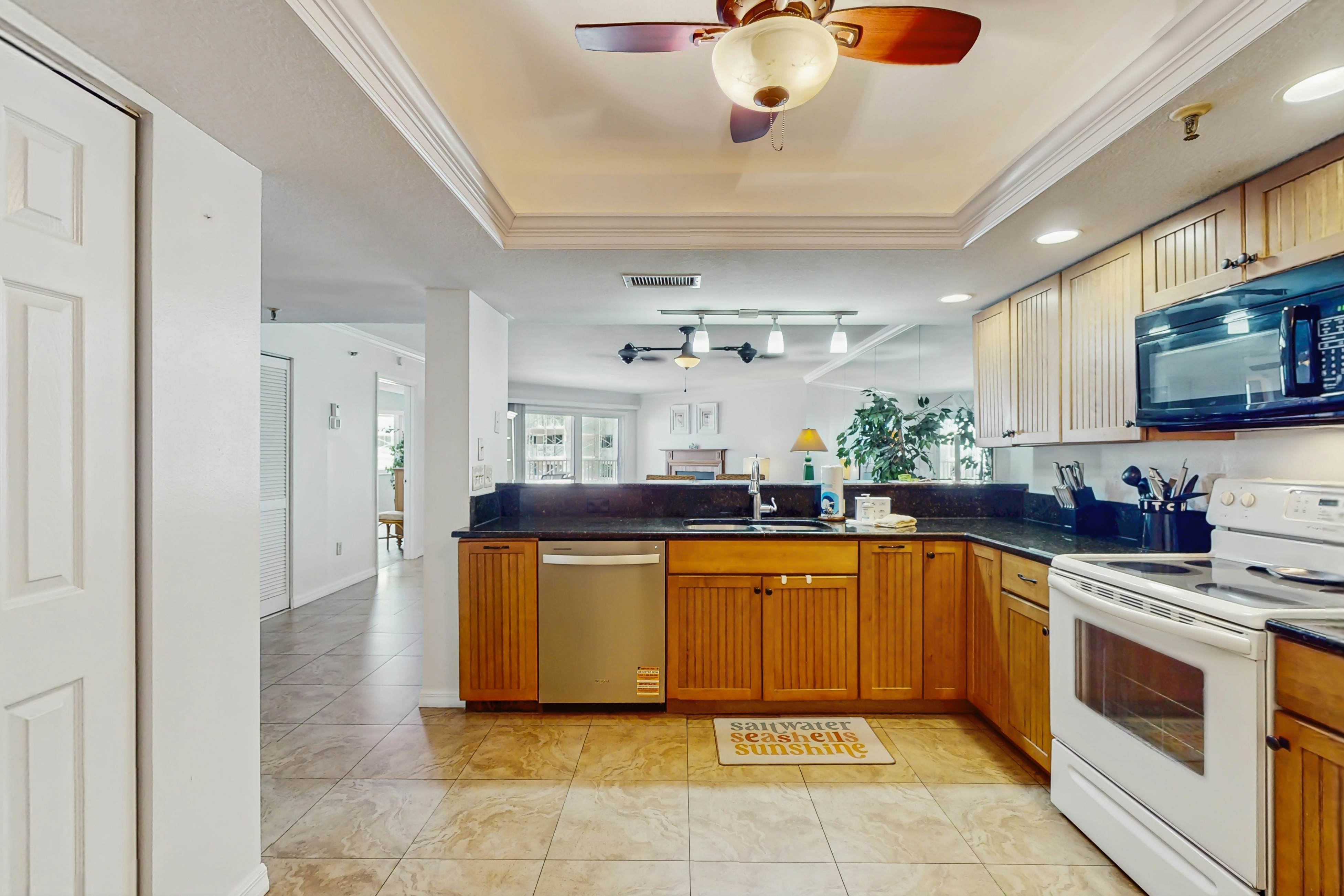 Beachfront condo with balcony, pool, hot tub, grill, & AC