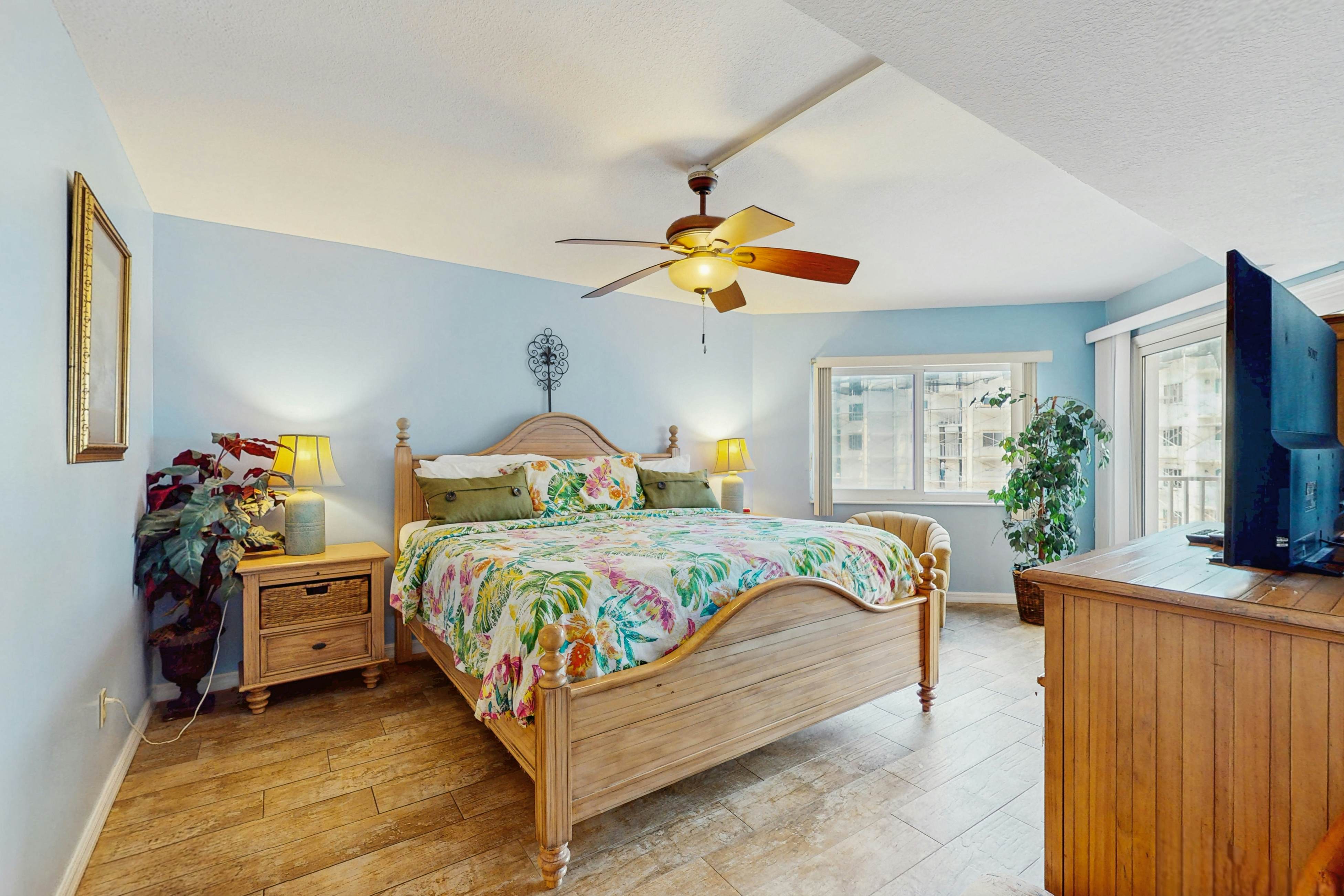 Beachfront condo with balcony, pool, hot tub, grill, & AC