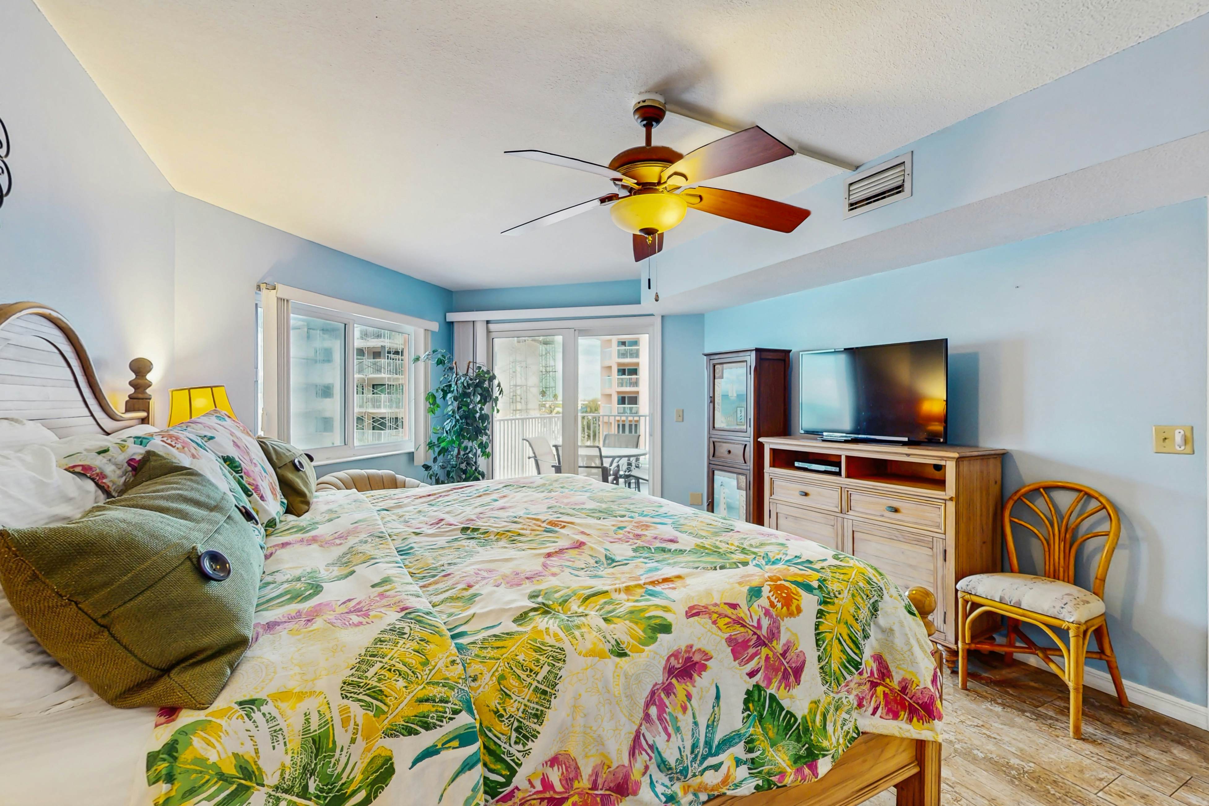 Beachfront condo with balcony, pool, hot tub, grill, & AC