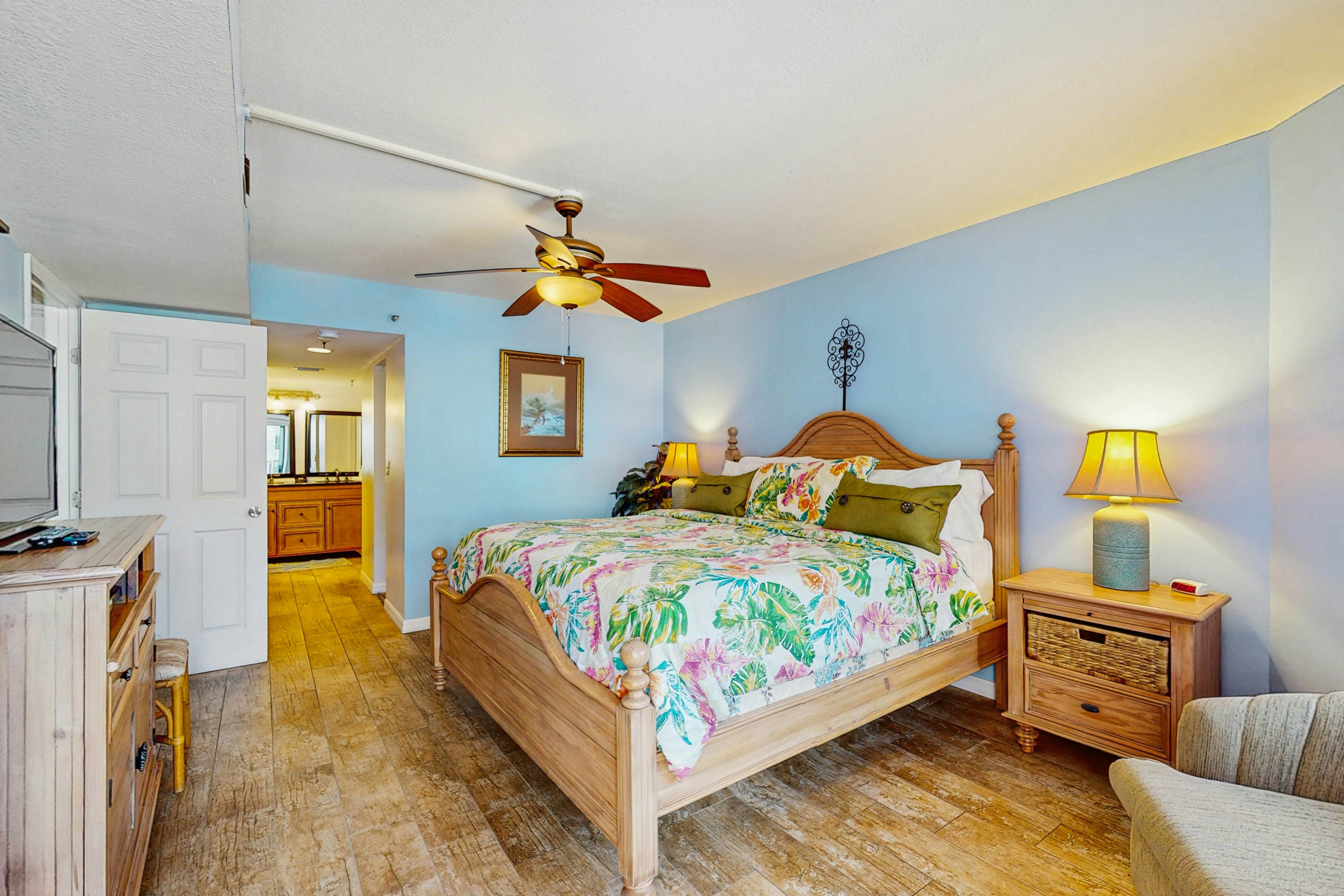 Beachfront condo with balcony, pool, hot tub, grill, & AC