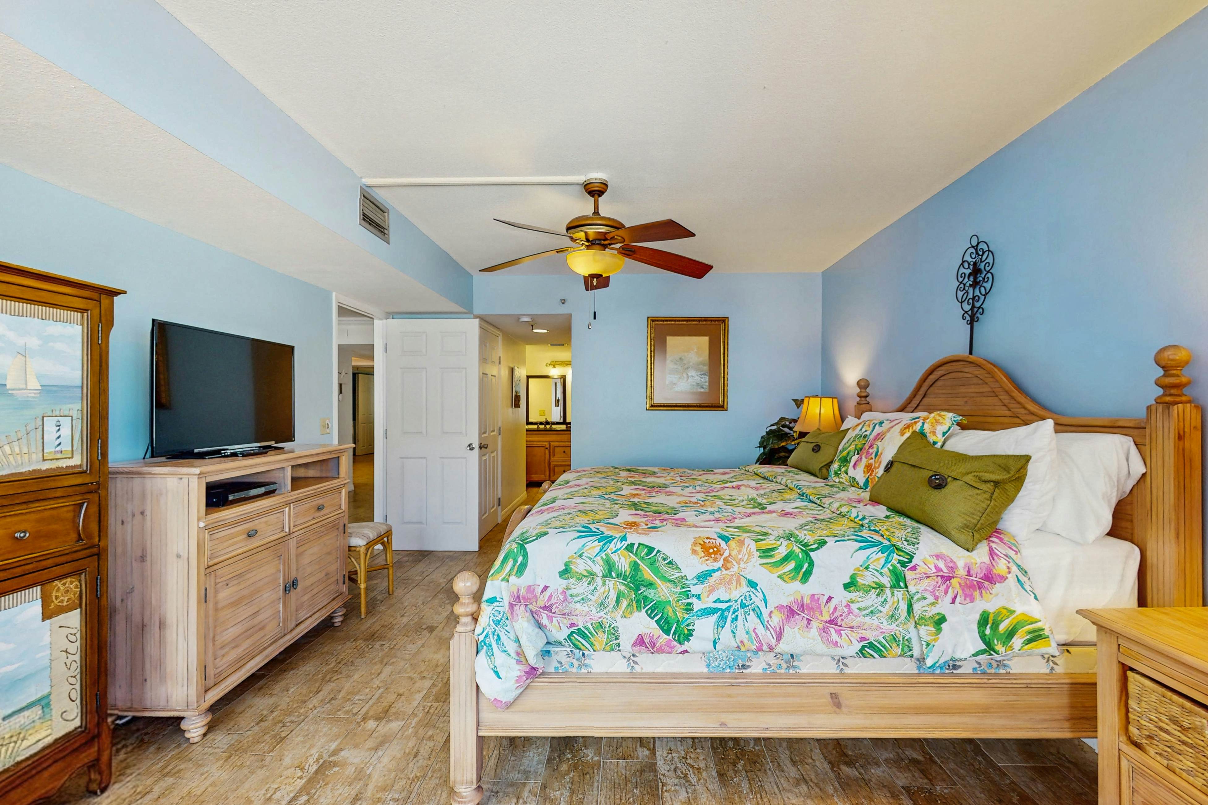 Beachfront condo with balcony, pool, hot tub, grill, & AC