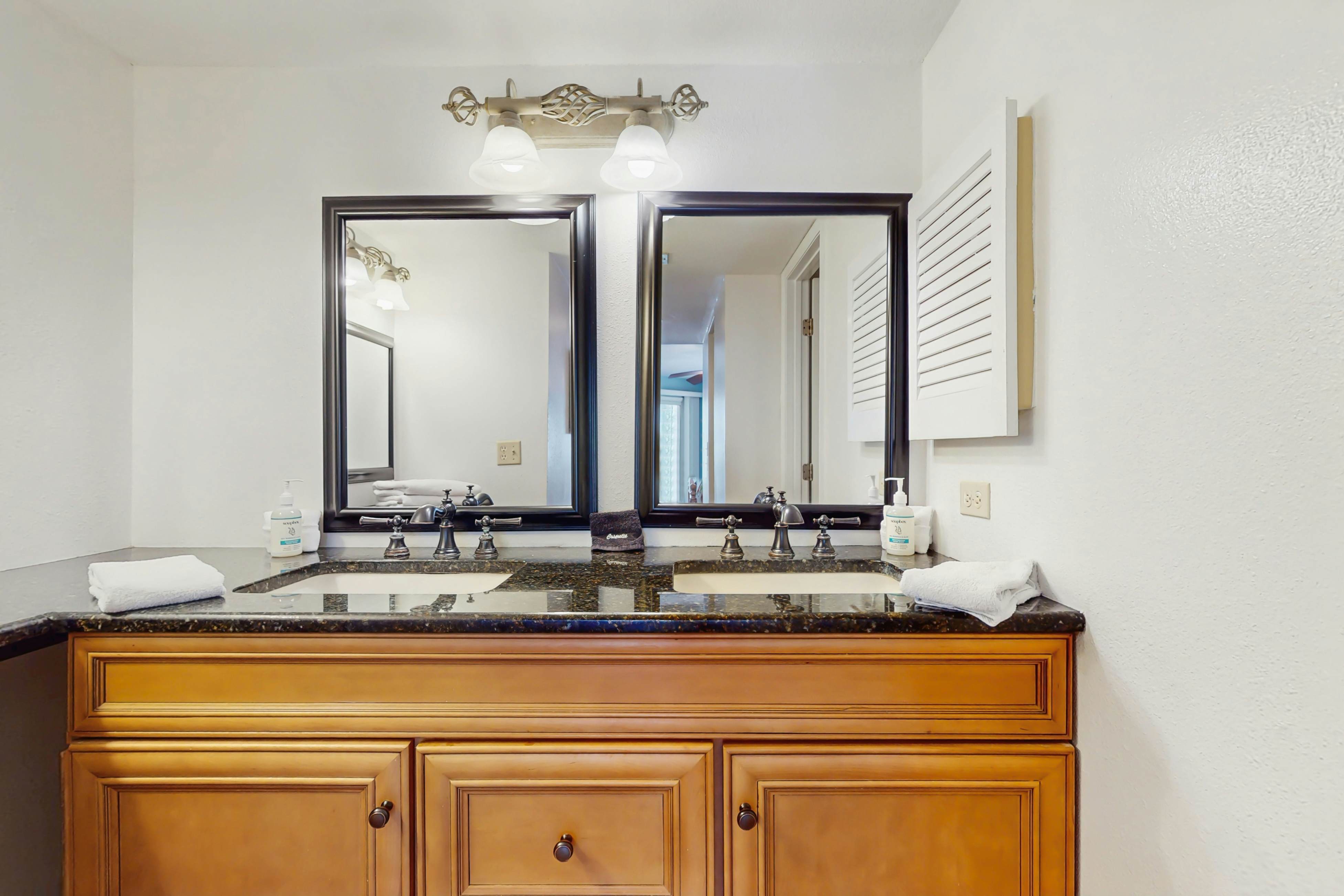 Beachfront condo with balcony, pool, hot tub, grill, & AC