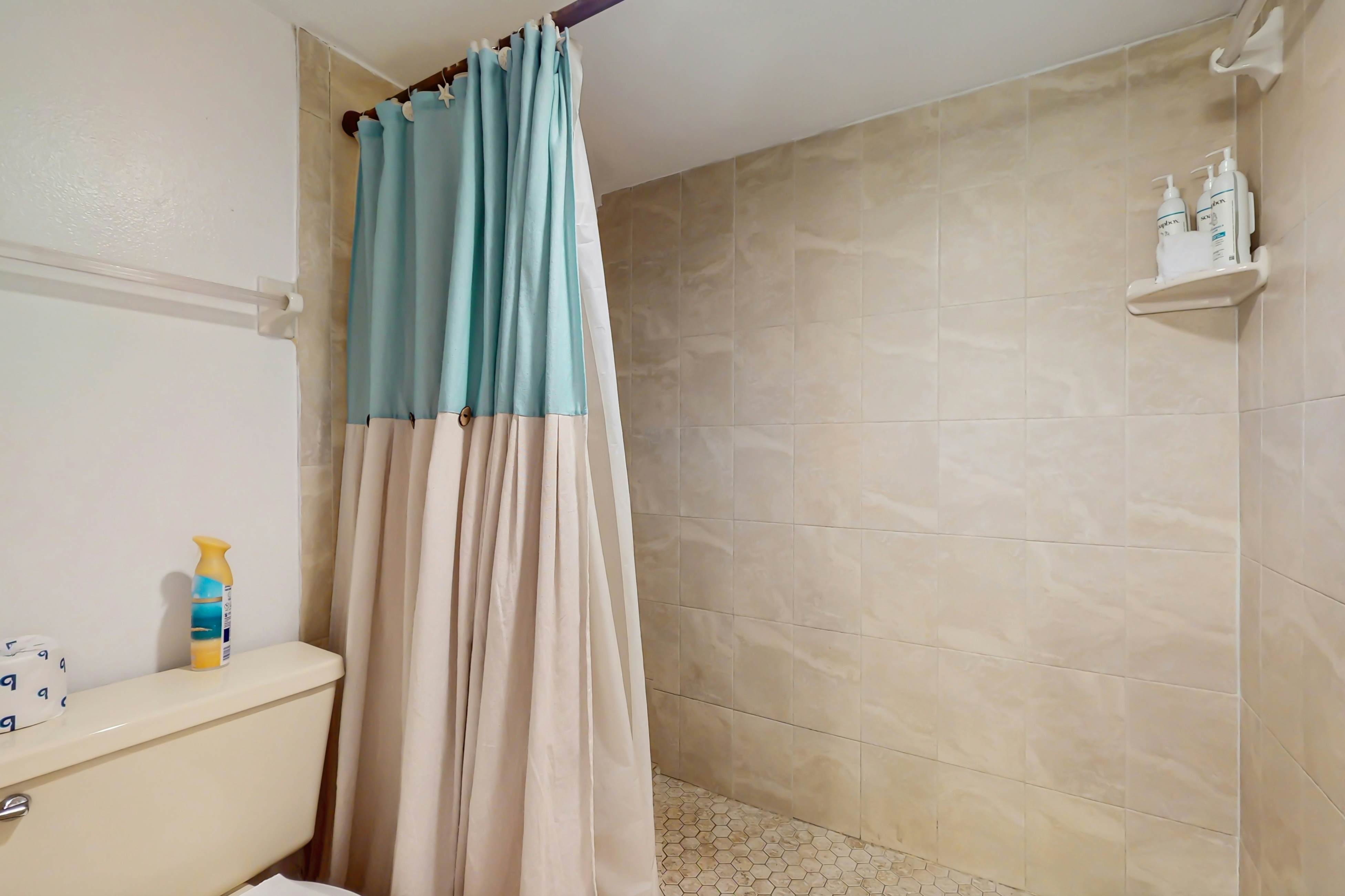 Beachfront condo with balcony, pool, hot tub, grill, & AC