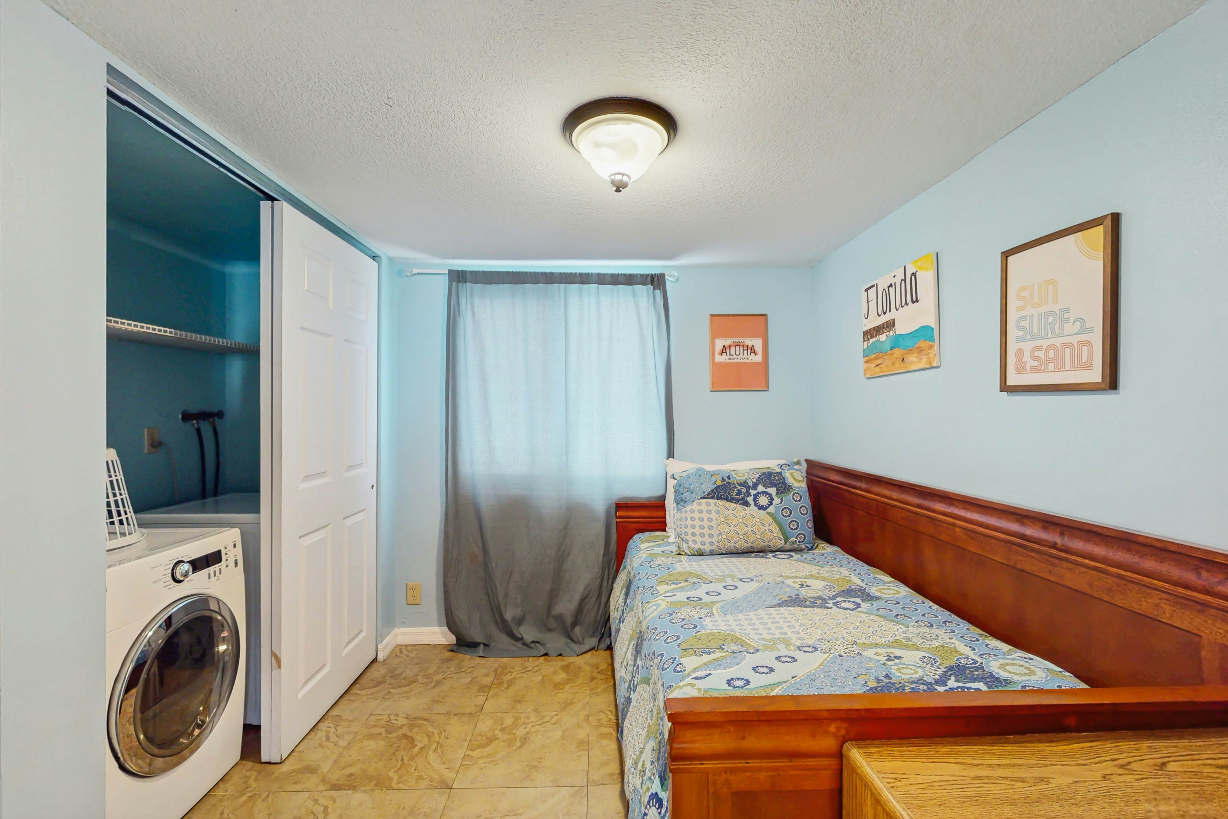 Beachfront condo with balcony, pool, hot tub, grill, & AC