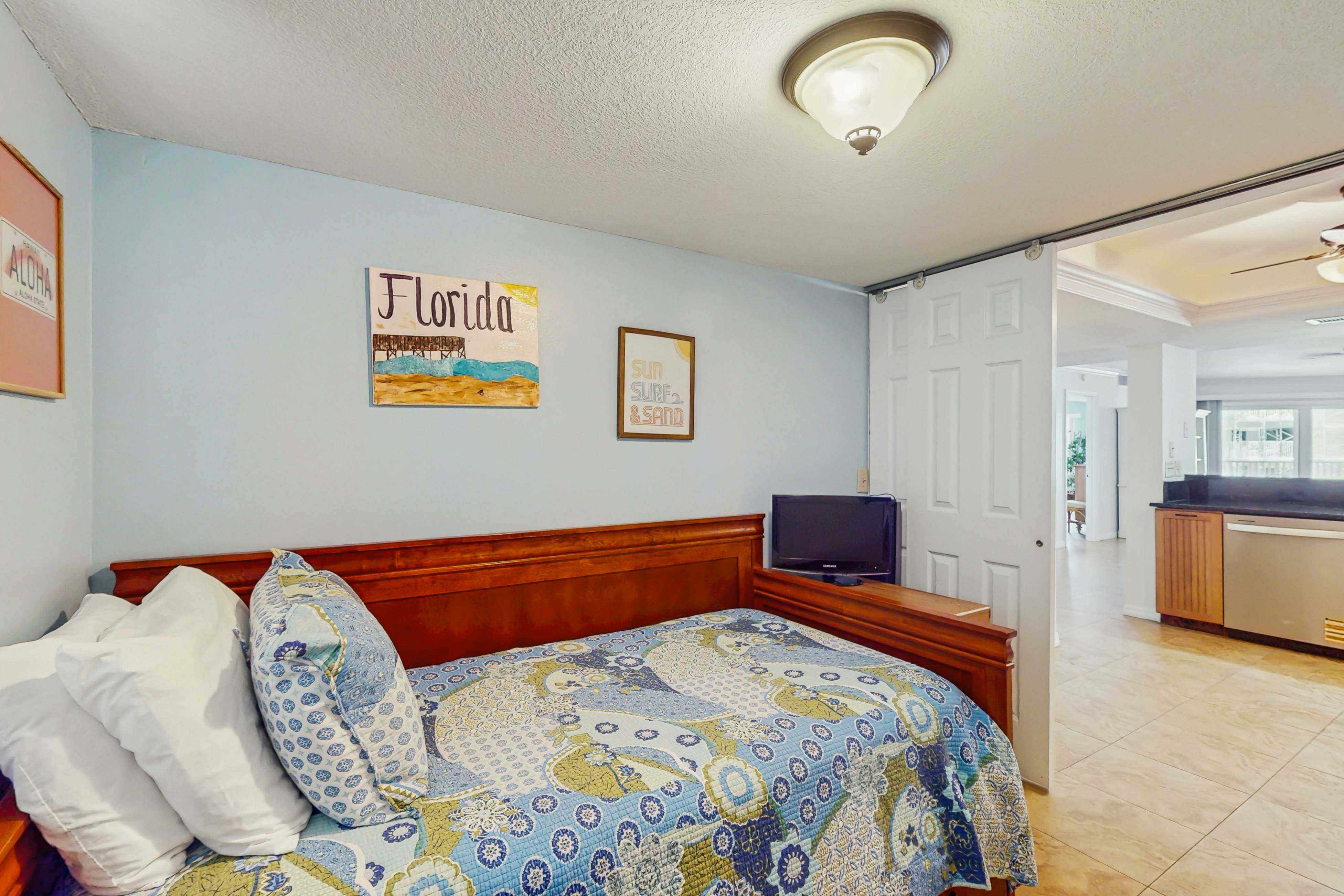 Beachfront condo with balcony, pool, hot tub, grill, & AC