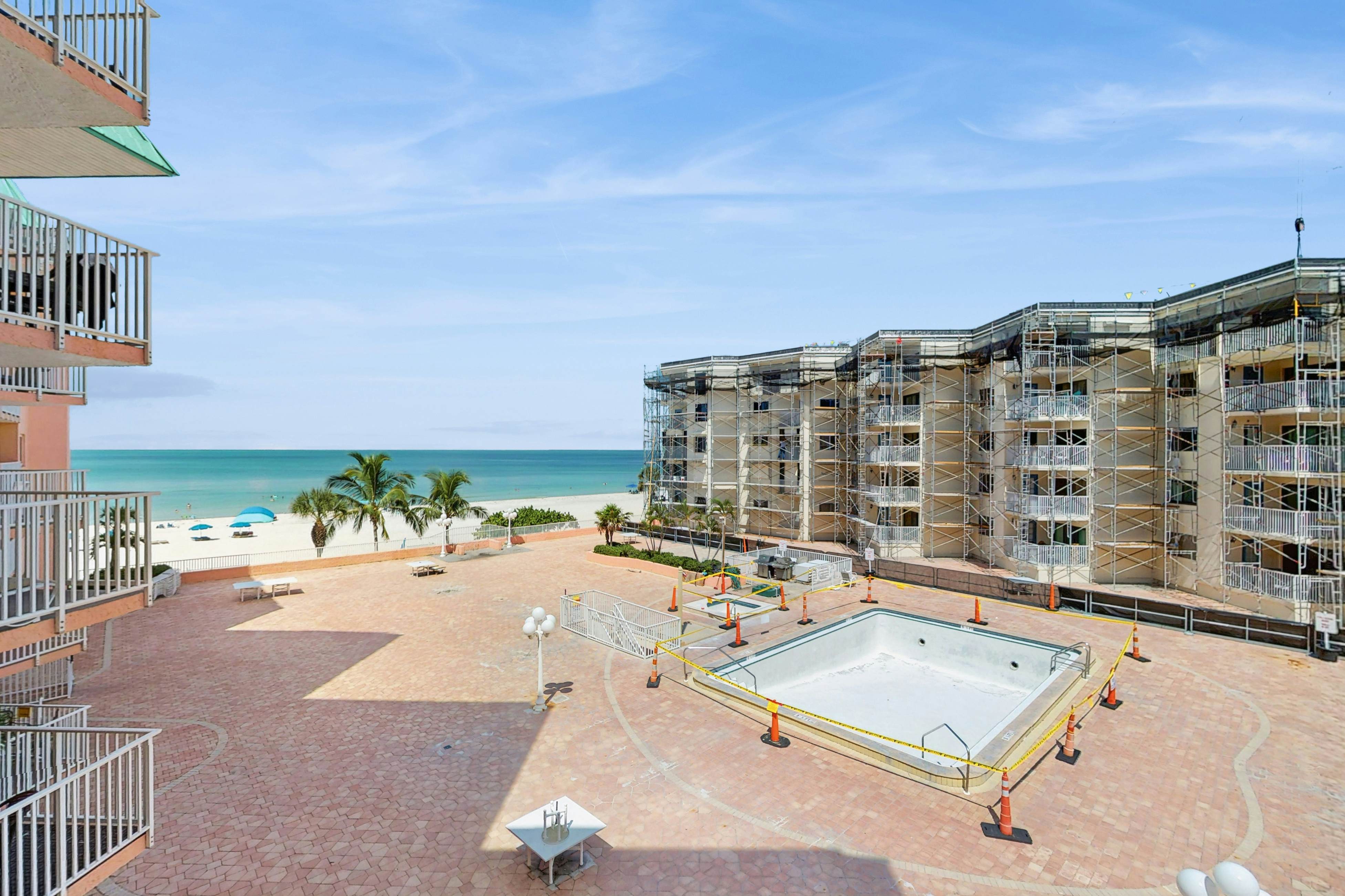 Beachfront condo with balcony, pool, hot tub, grill, & AC