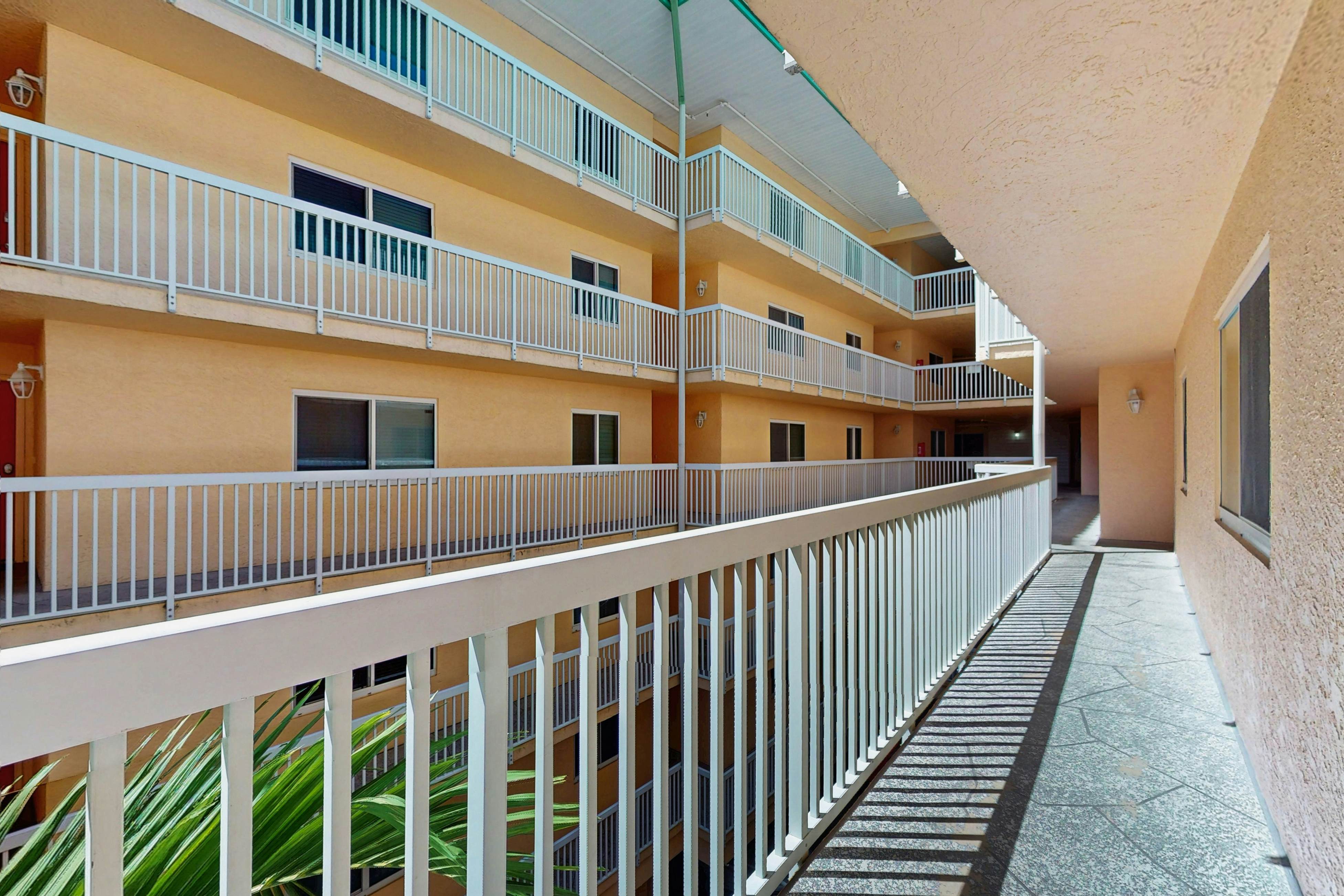 Beachfront condo with balcony, pool, hot tub, grill, & AC