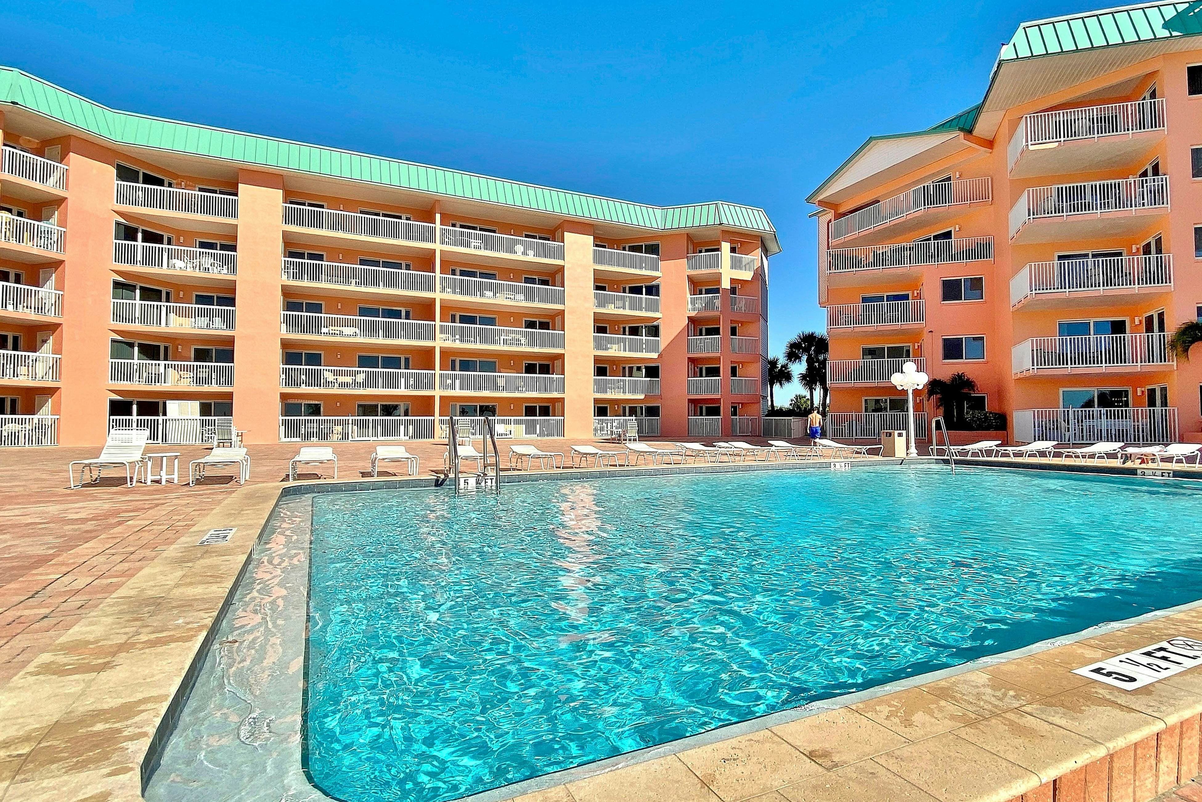 Dreamy condo with panoramic Gulf vIews & beachfront heated pool & spa