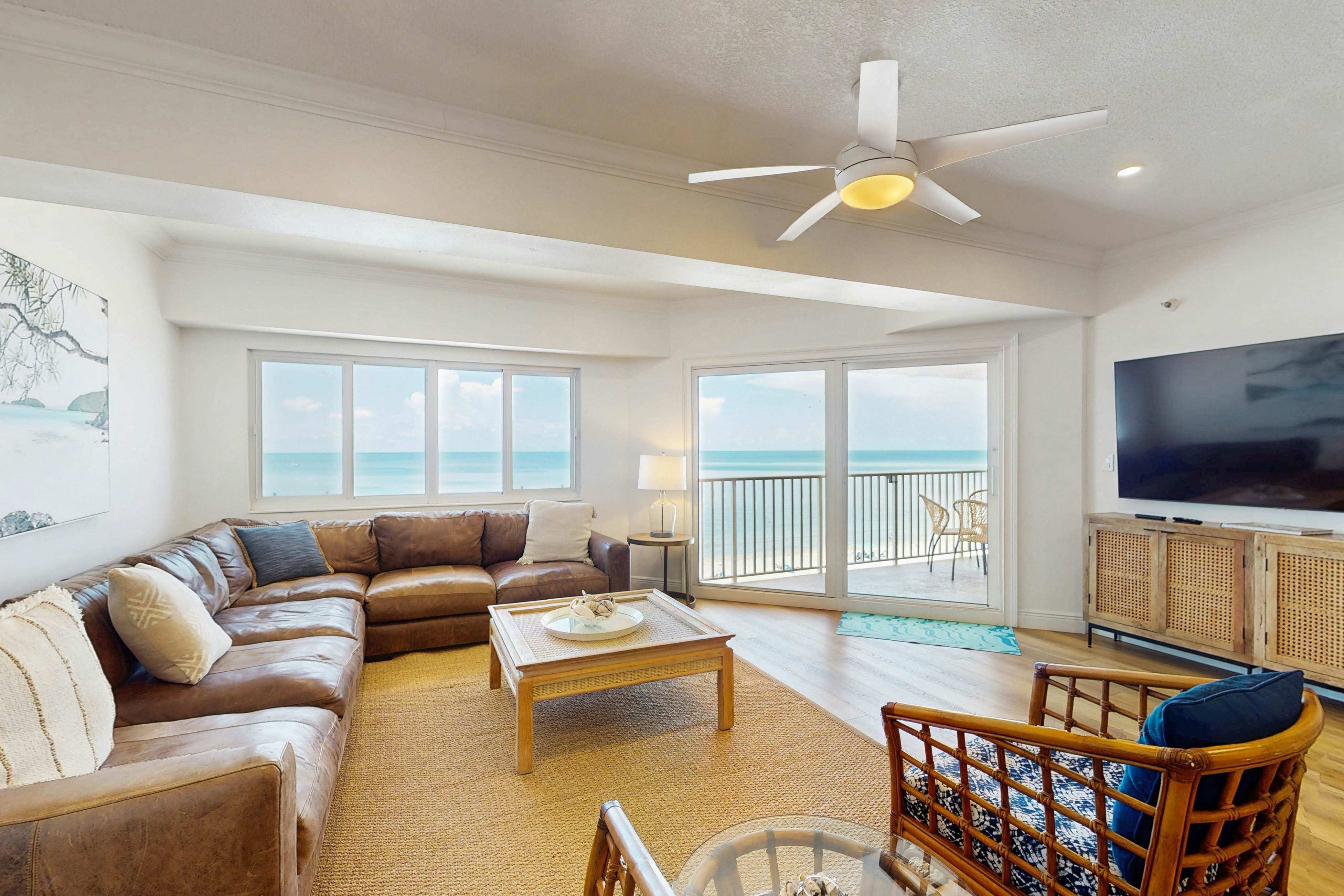 Dreamy condo with panoramic Gulf vIews & beachfront heated pool & spa