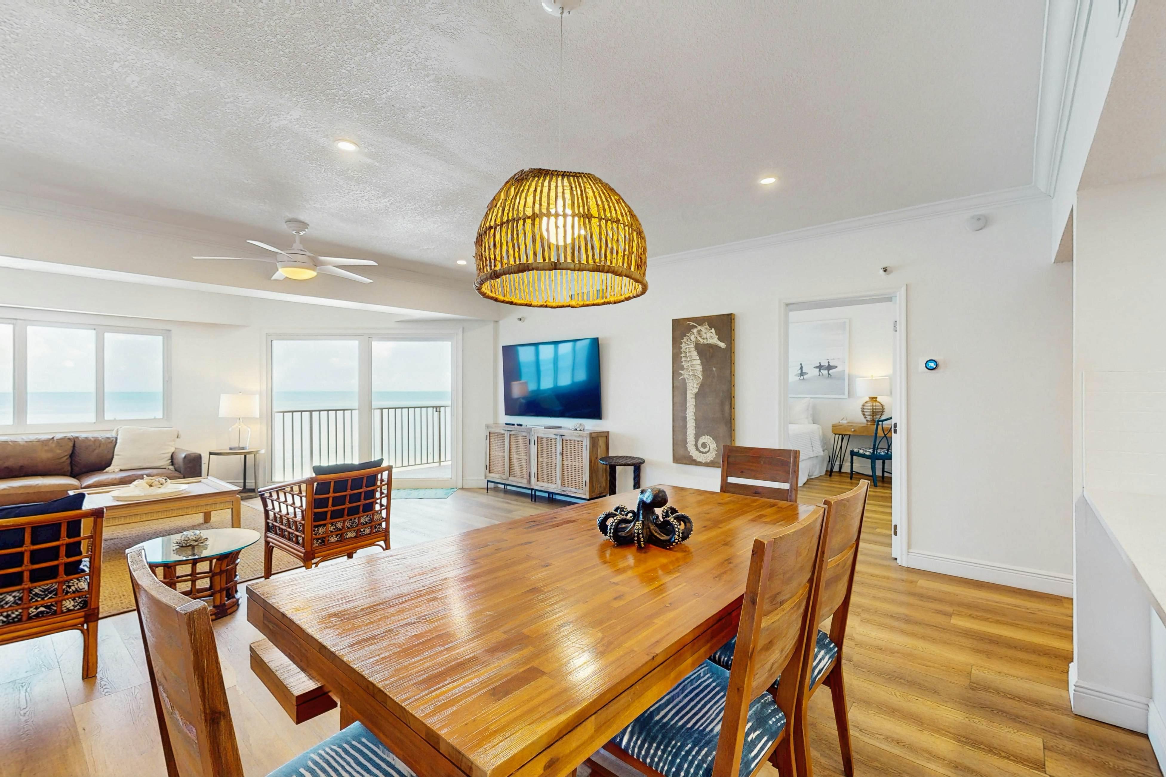 Dreamy condo with panoramic Gulf vIews & beachfront heated pool & spa