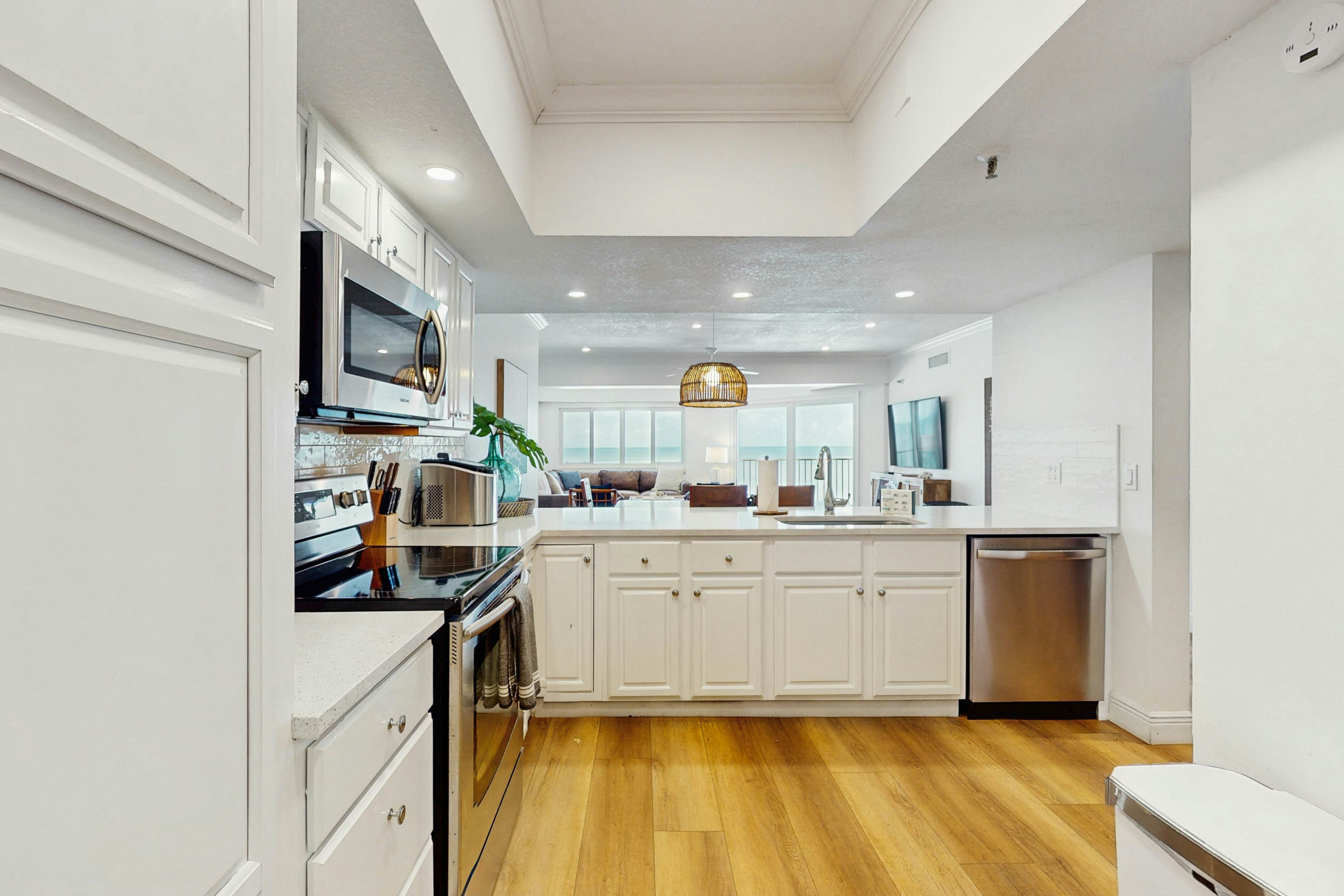 Dreamy condo with panoramic Gulf vIews & beachfront heated pool & spa