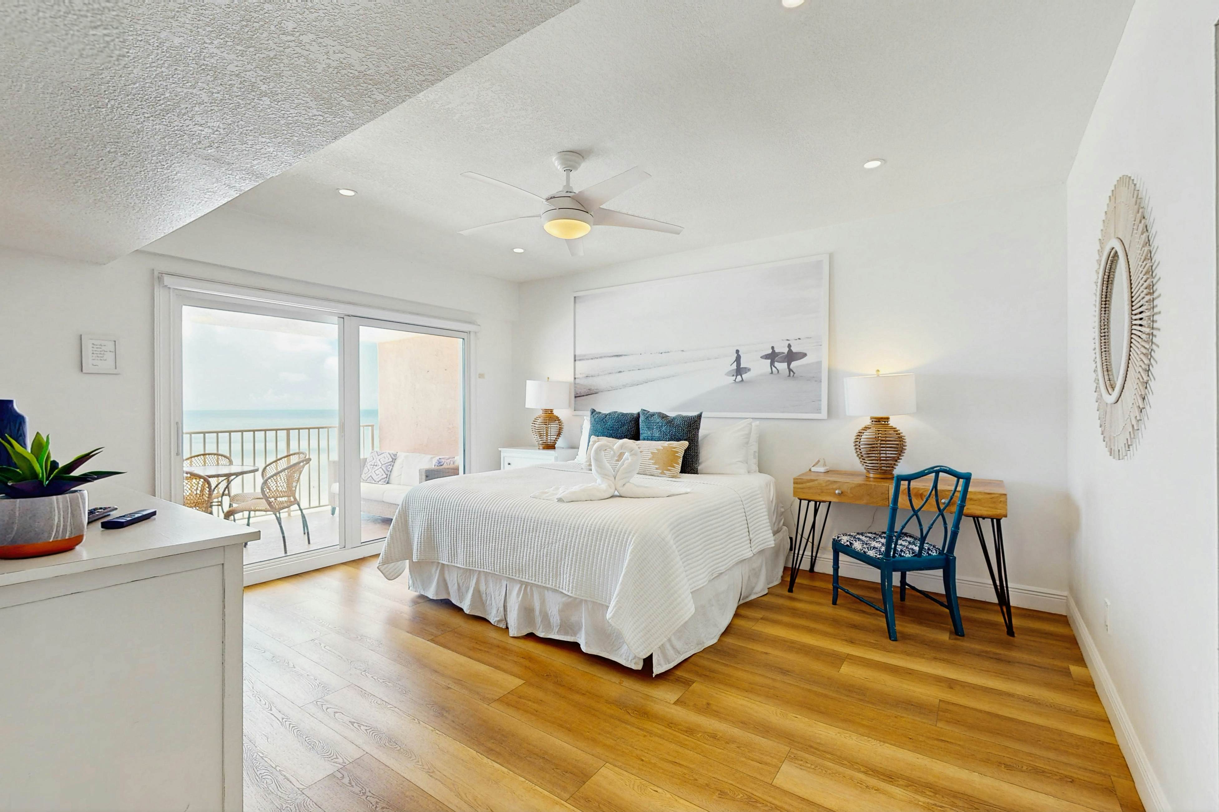 Dreamy condo with panoramic Gulf vIews & beachfront heated pool & spa