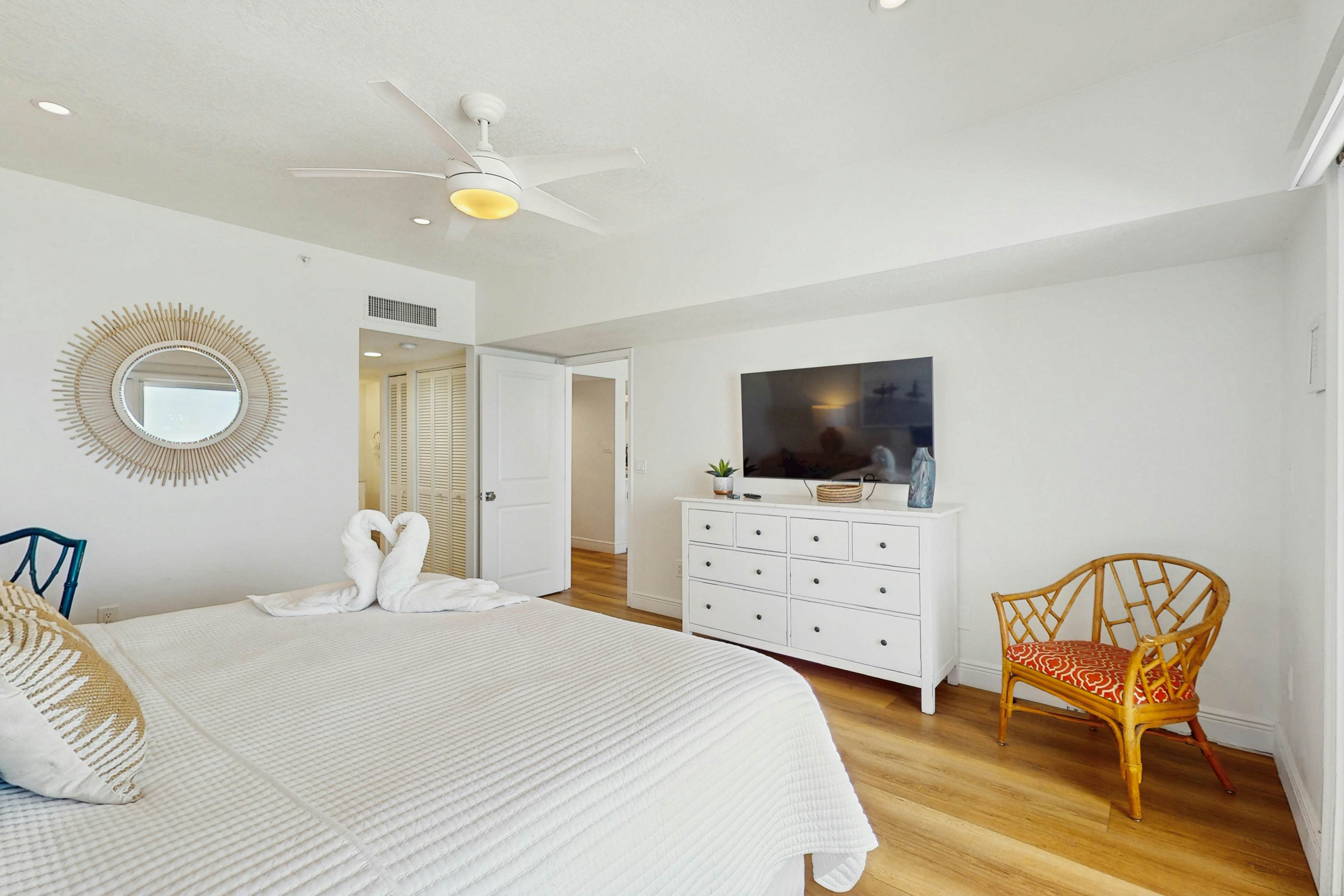 Dreamy condo with panoramic Gulf vIews & beachfront heated pool & spa