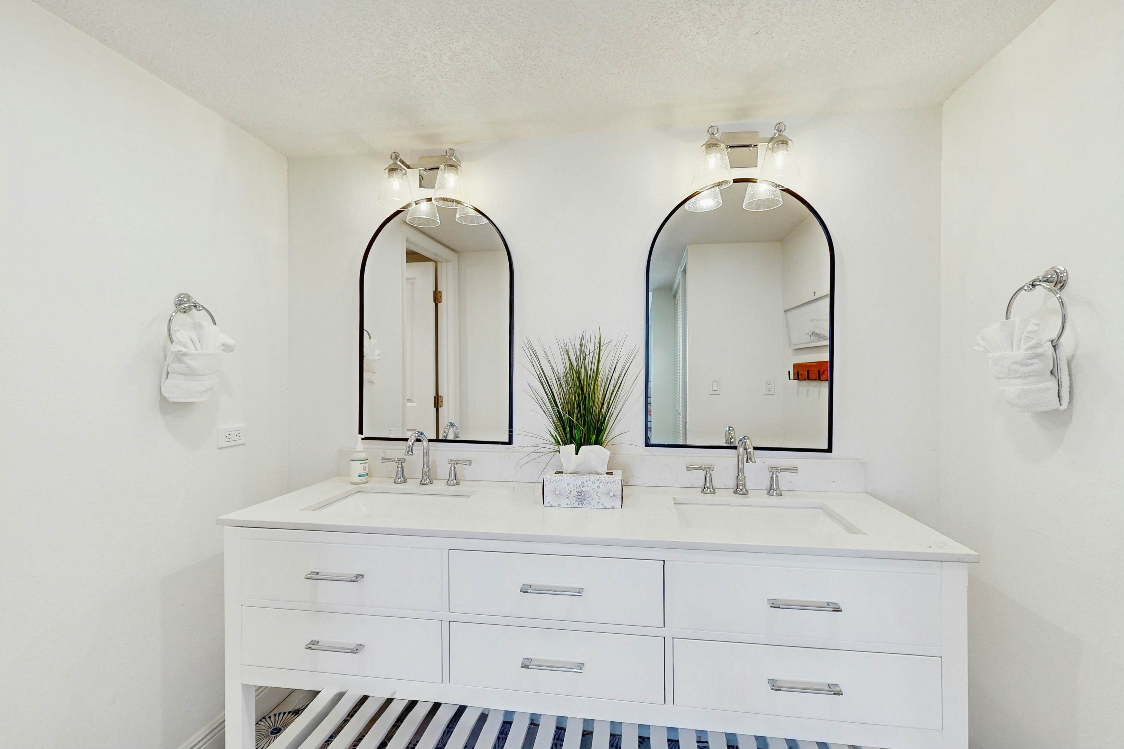 Dreamy condo with panoramic Gulf vIews & beachfront heated pool & spa