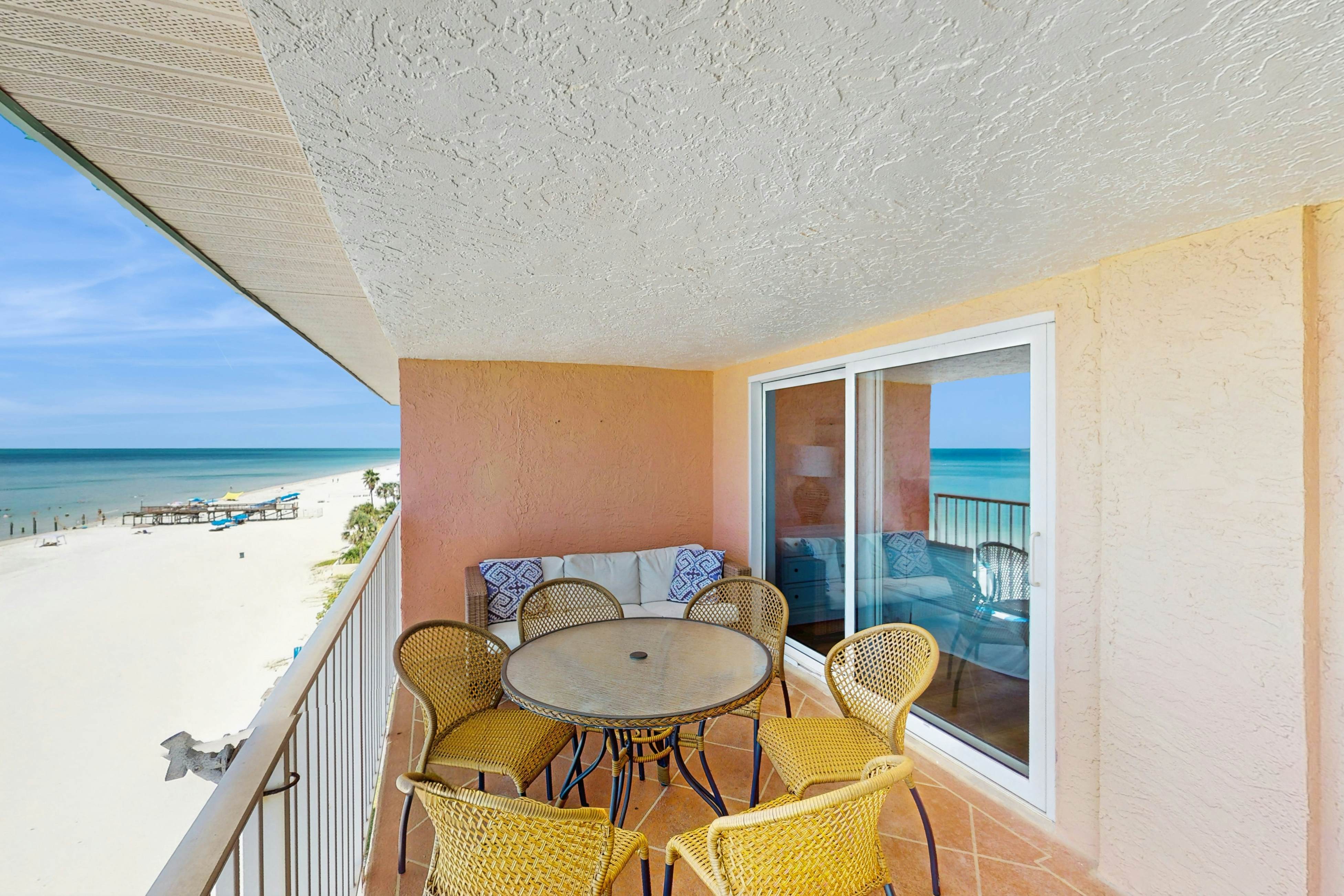 Dreamy condo with panoramic Gulf vIews & beachfront heated pool & spa