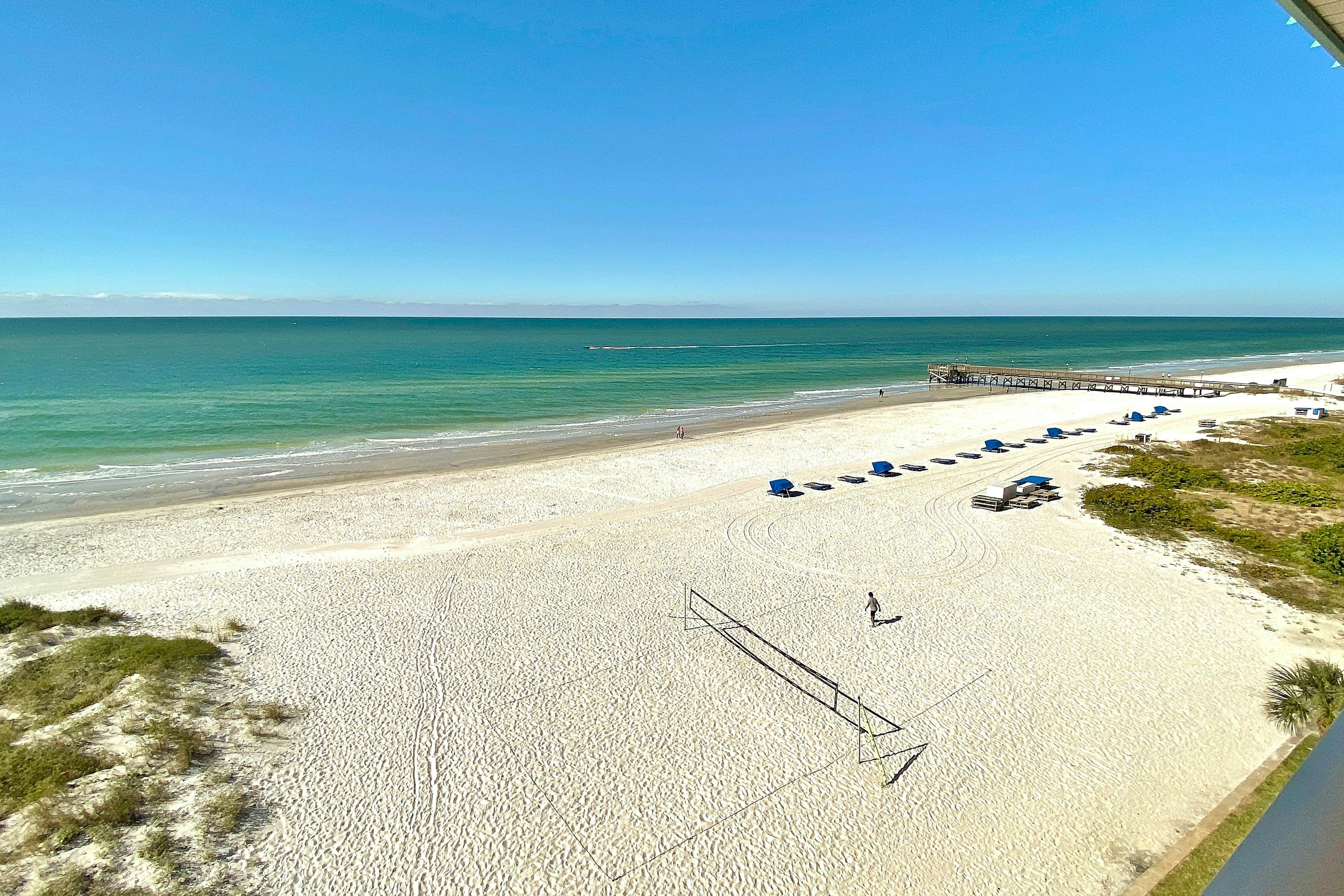 Dreamy condo with panoramic Gulf vIews & beachfront heated pool & spa