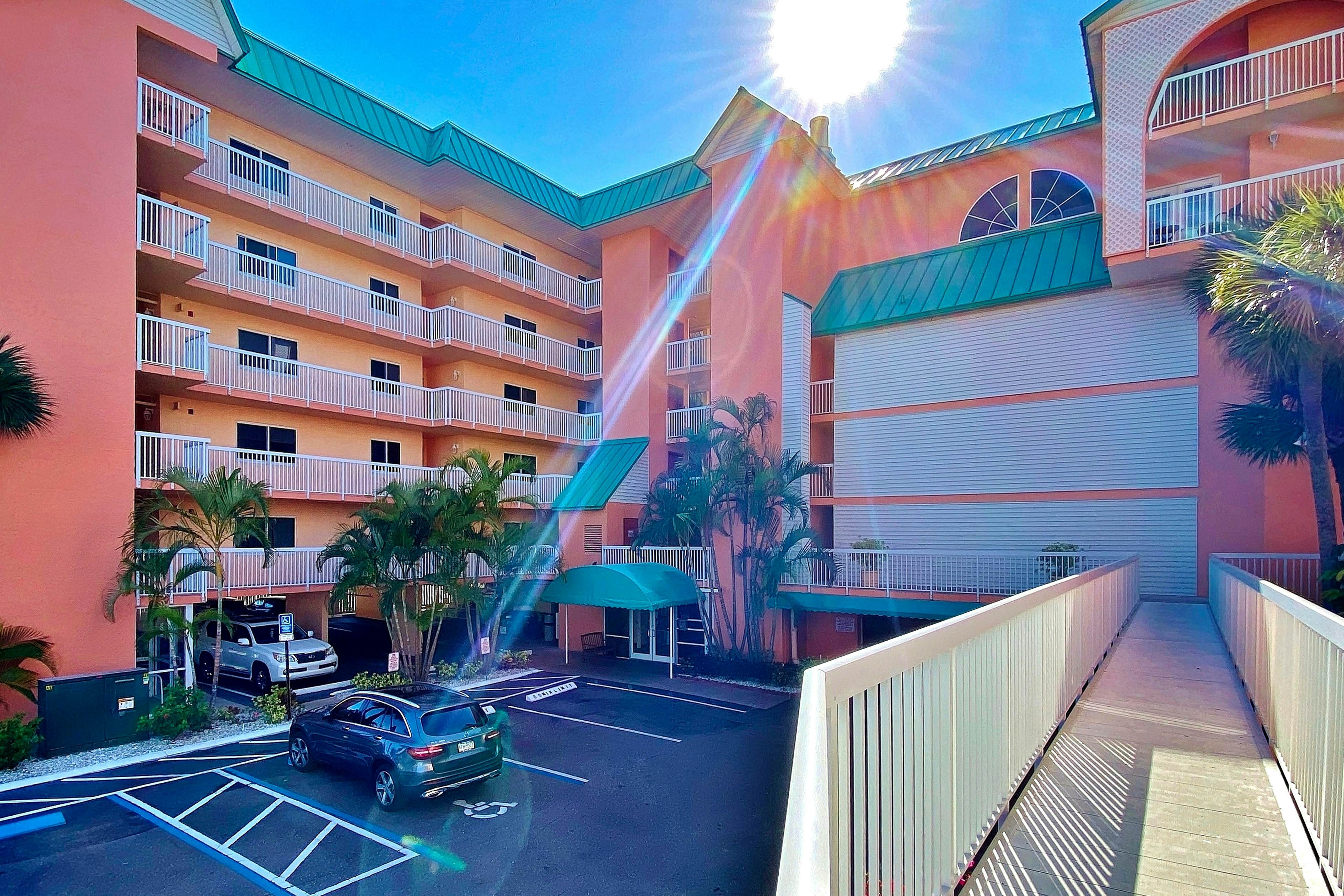 Dreamy condo with panoramic Gulf vIews & beachfront heated pool & spa