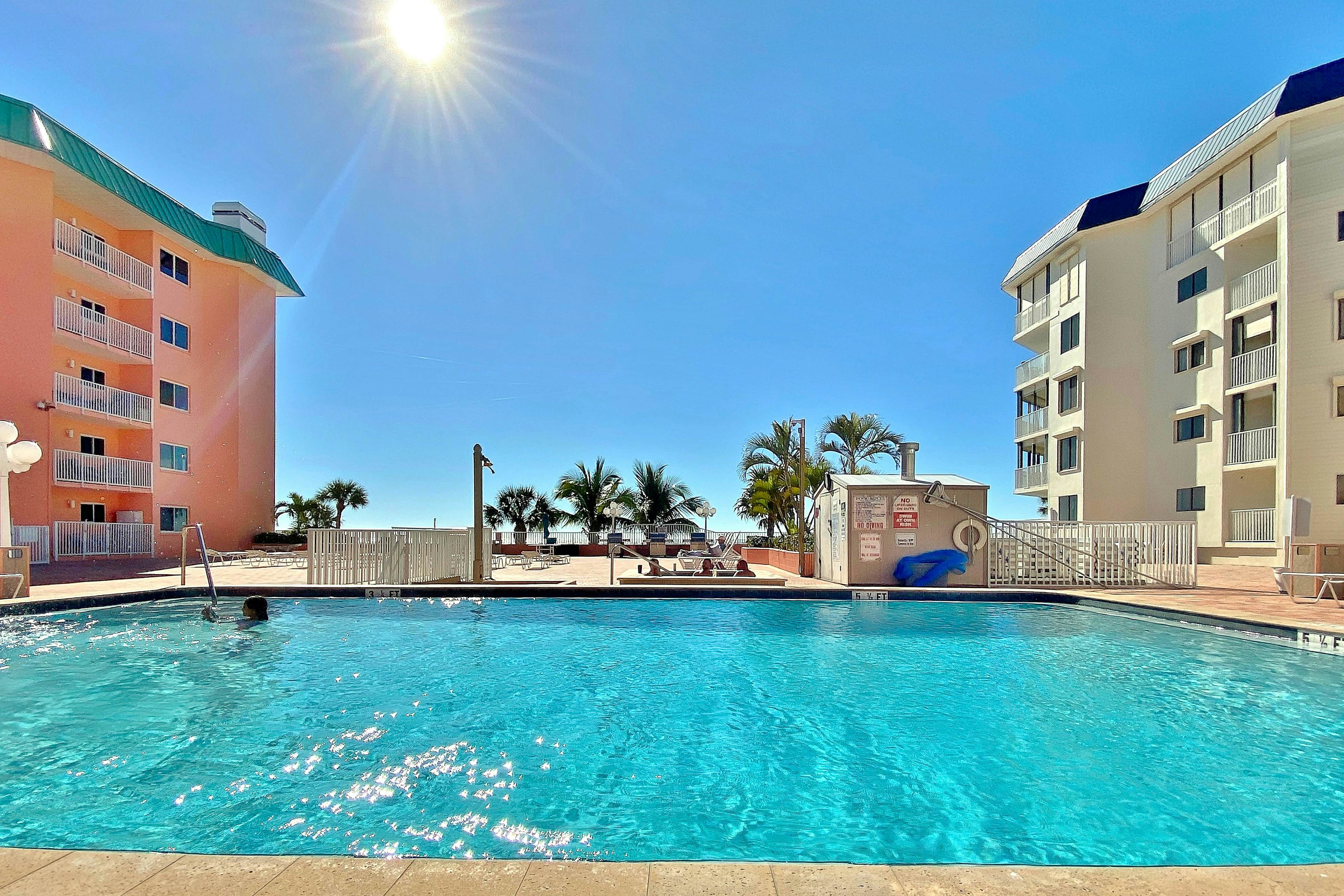 Dreamy condo with panoramic Gulf vIews & beachfront heated pool & spa