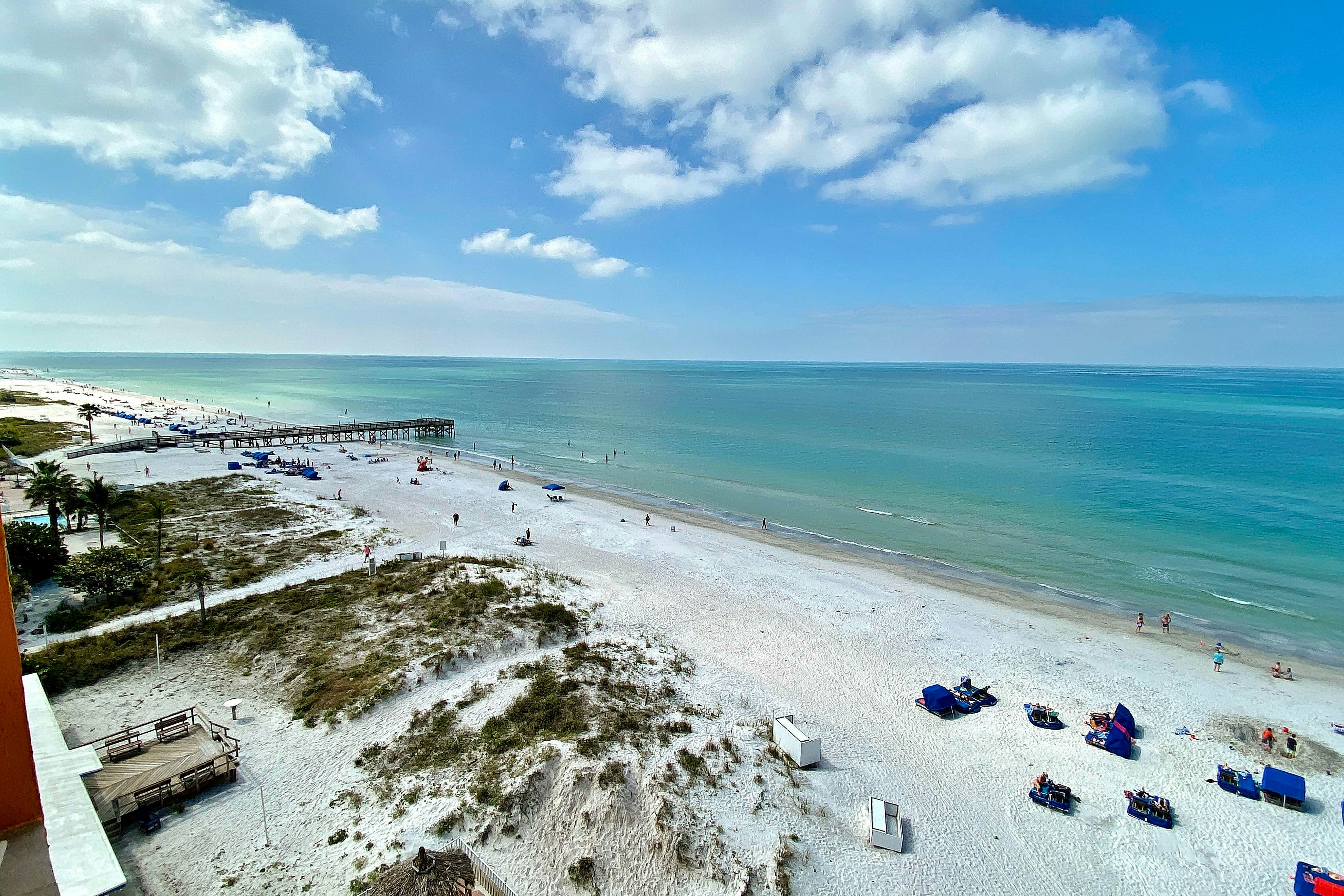 Beachfront condo with Gulf view balcony and central AC snowbirds OK