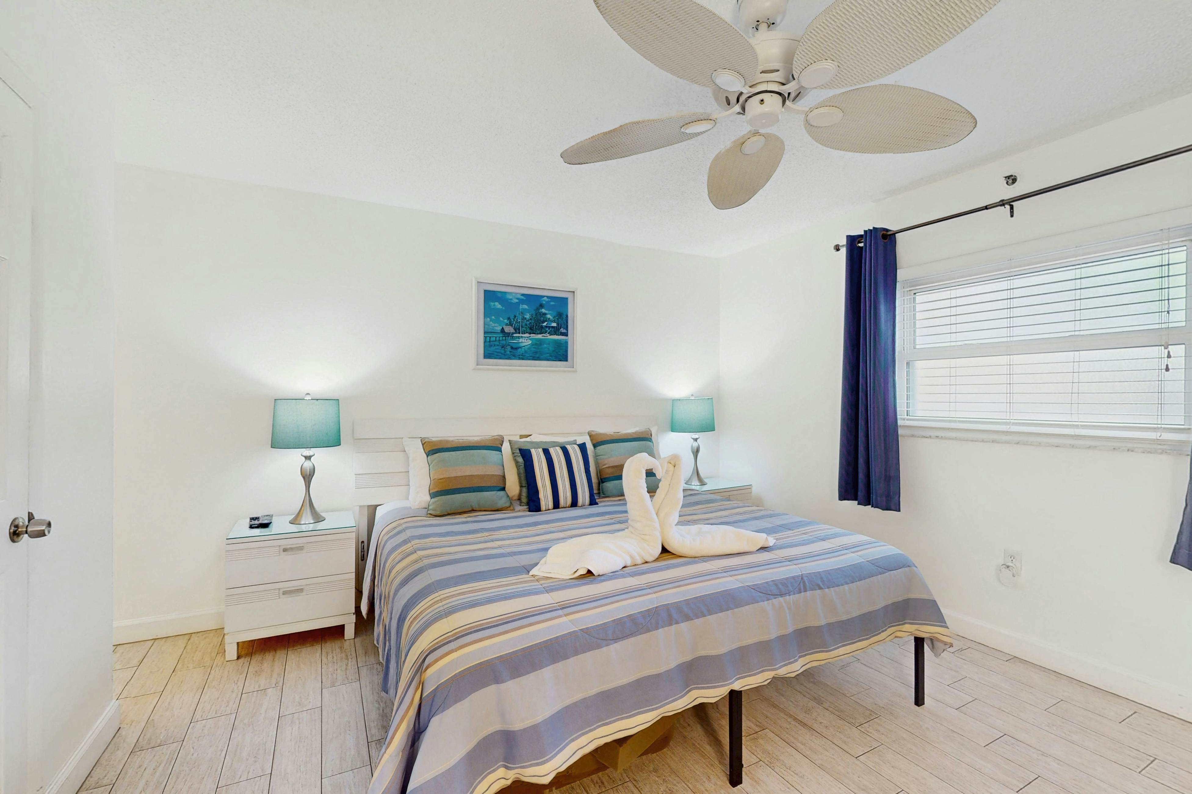 Beachfront condo with Gulf view balcony and central AC snowbirds OK