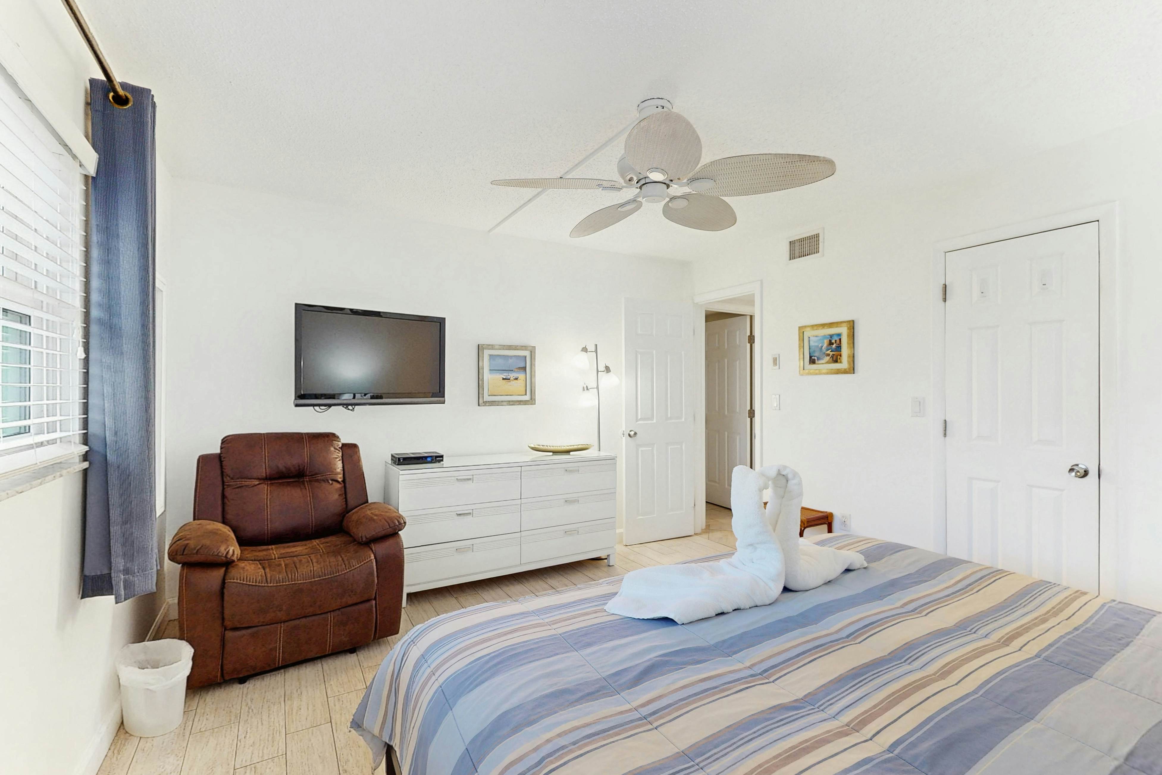 Beachfront condo with Gulf view balcony and central AC snowbirds OK