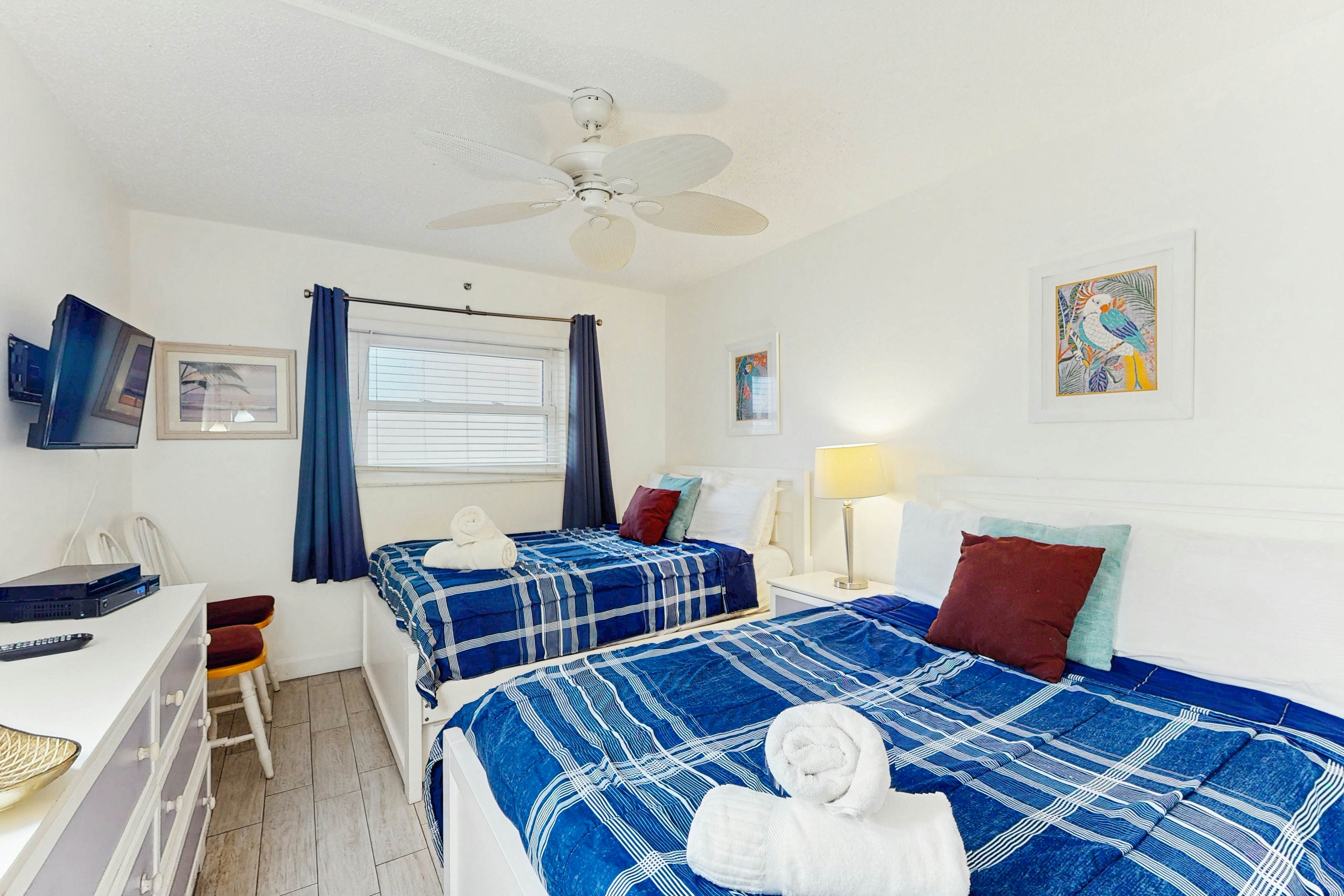 Beachfront condo with Gulf view balcony and central AC snowbirds OK