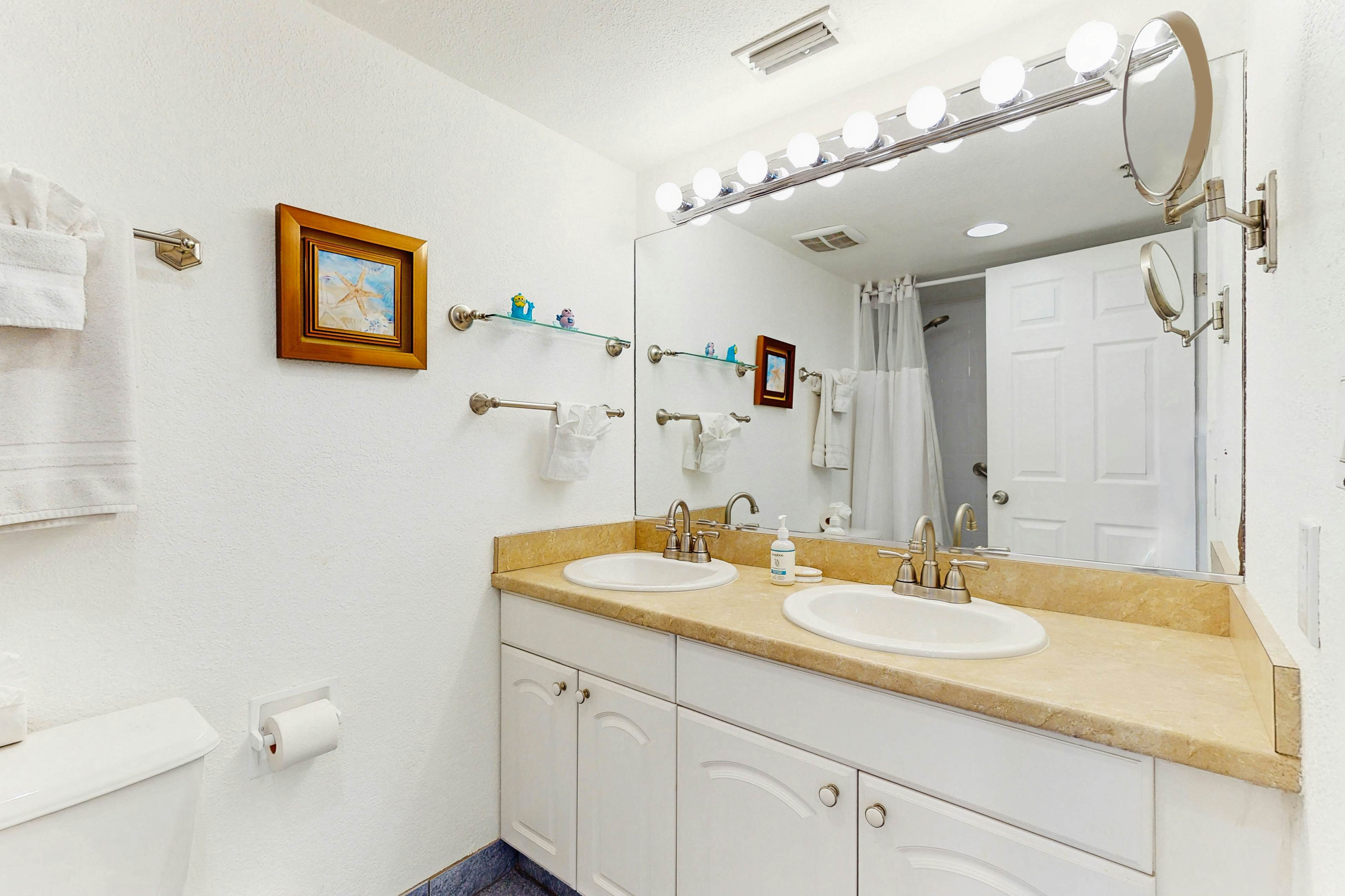 Beachfront condo with Gulf view balcony and central AC snowbirds OK