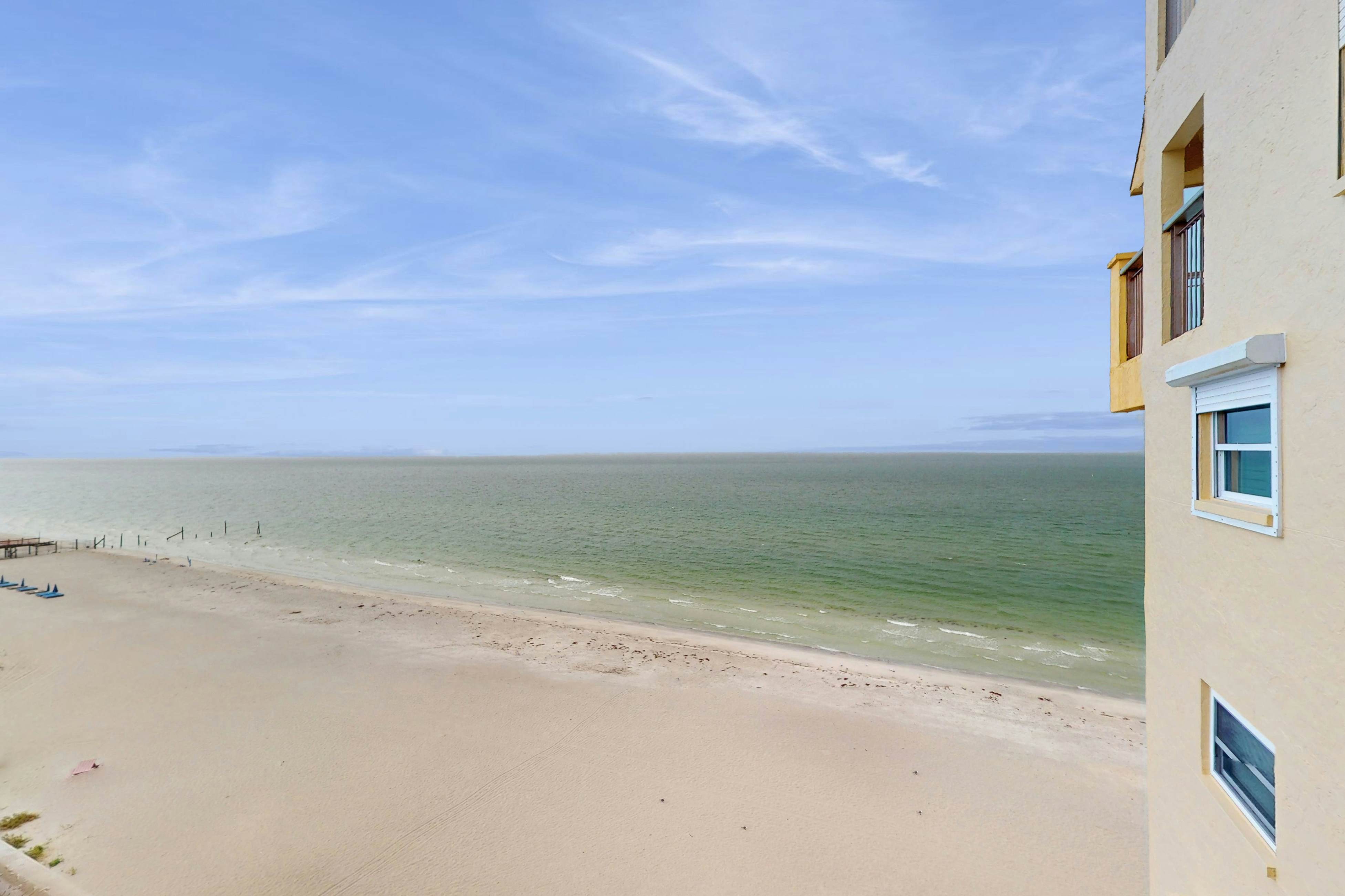 Beachfront condo with Gulf view balcony and central AC snowbirds OK