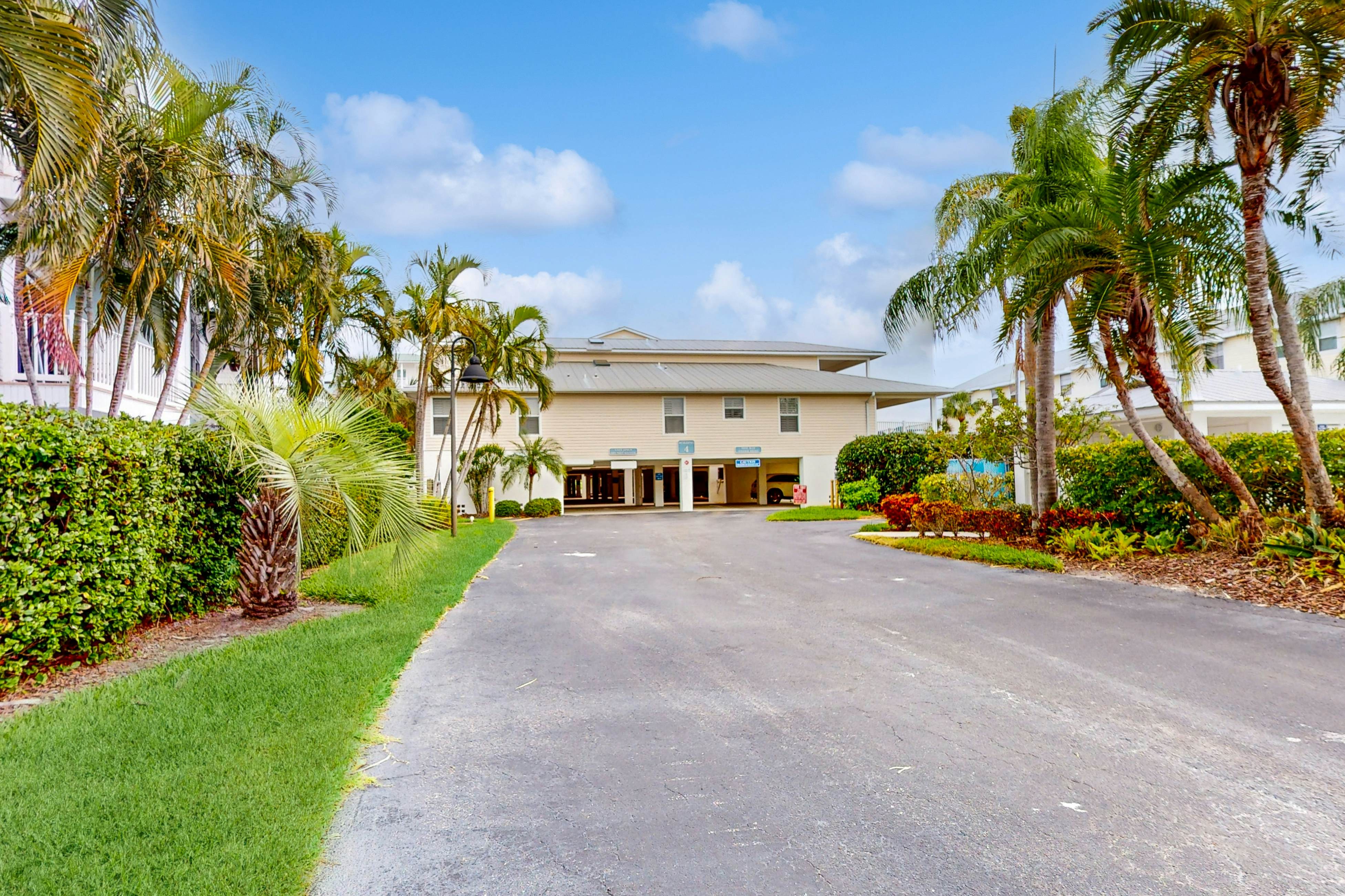 Snowbird friendly condo w Intracoastal and pool views heated pool dock and AC