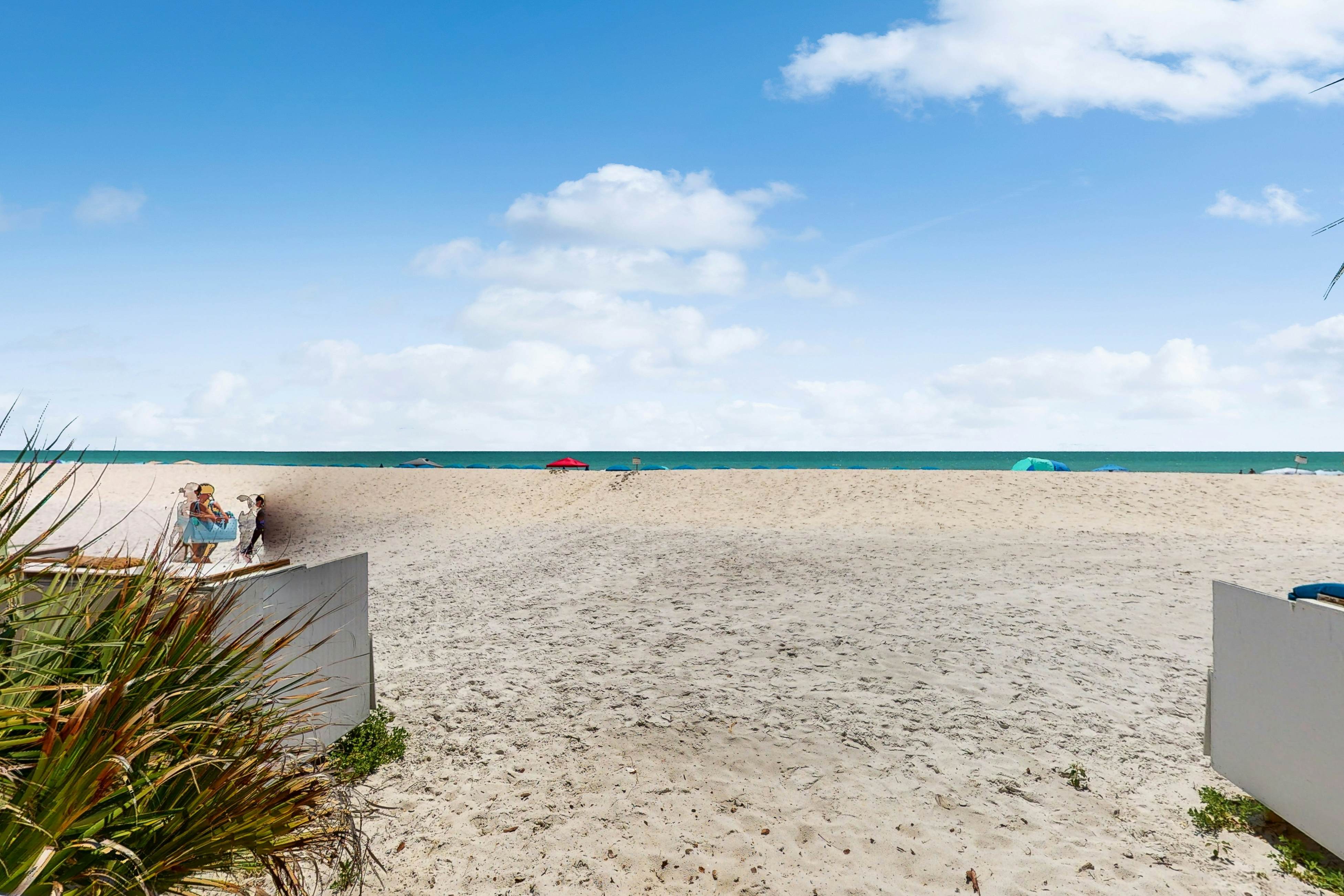 Beachfront condo with amazing Gulf views, pool, hot tub, grills, balcony, & WiFi