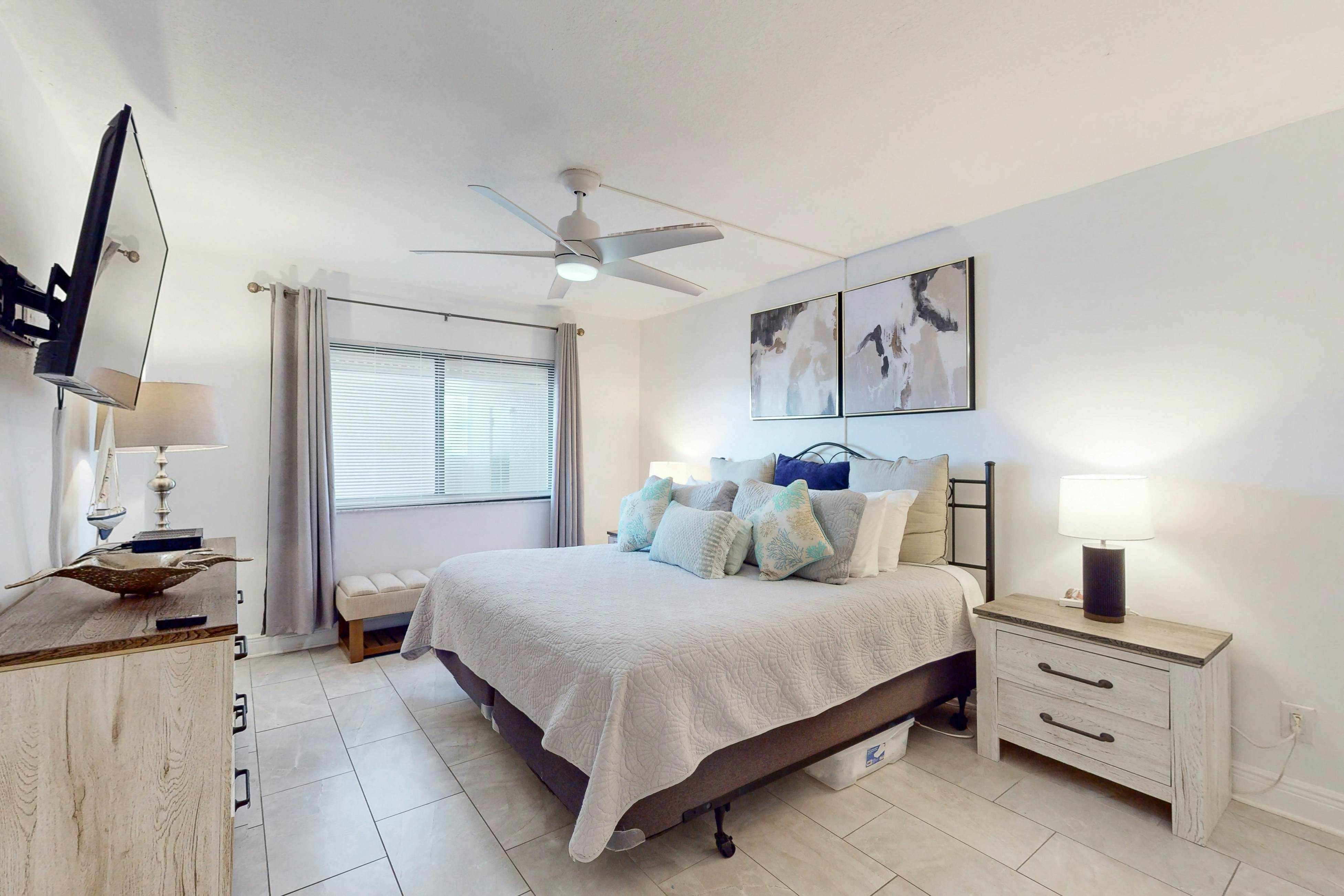 Beachfront condo with amazing Gulf views, pool, hot tub, grills, balcony, & WiFi