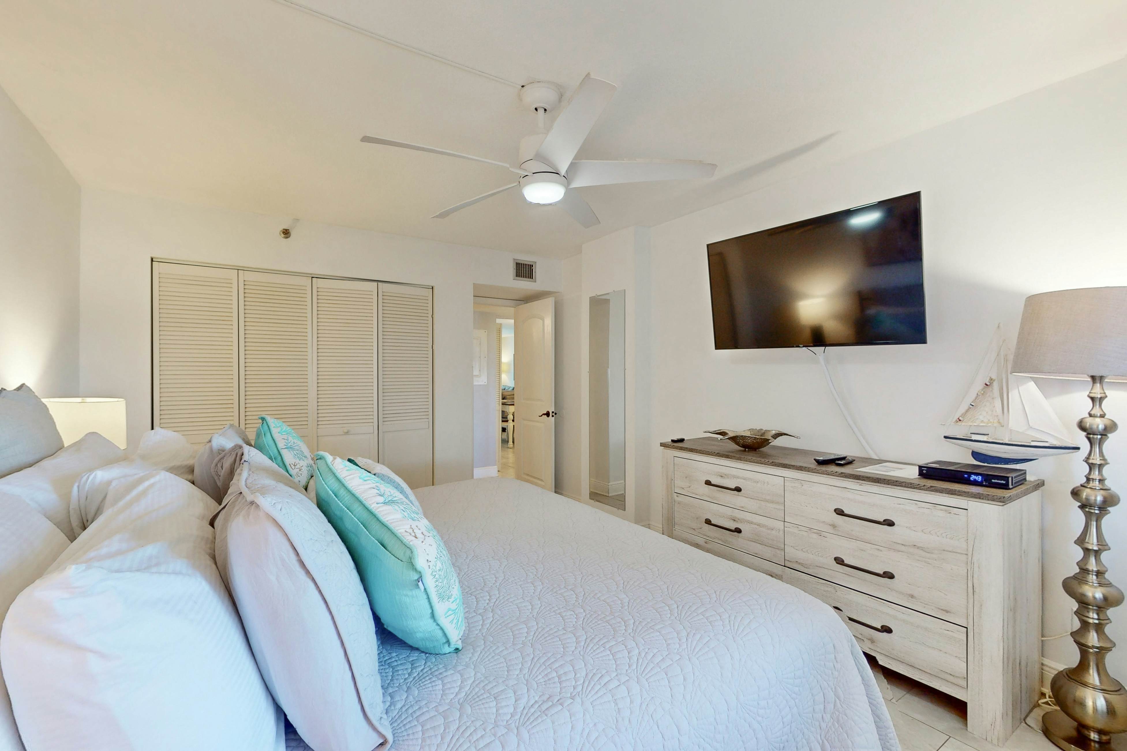 Beachfront condo with amazing Gulf views, pool, hot tub, grills, balcony, & WiFi