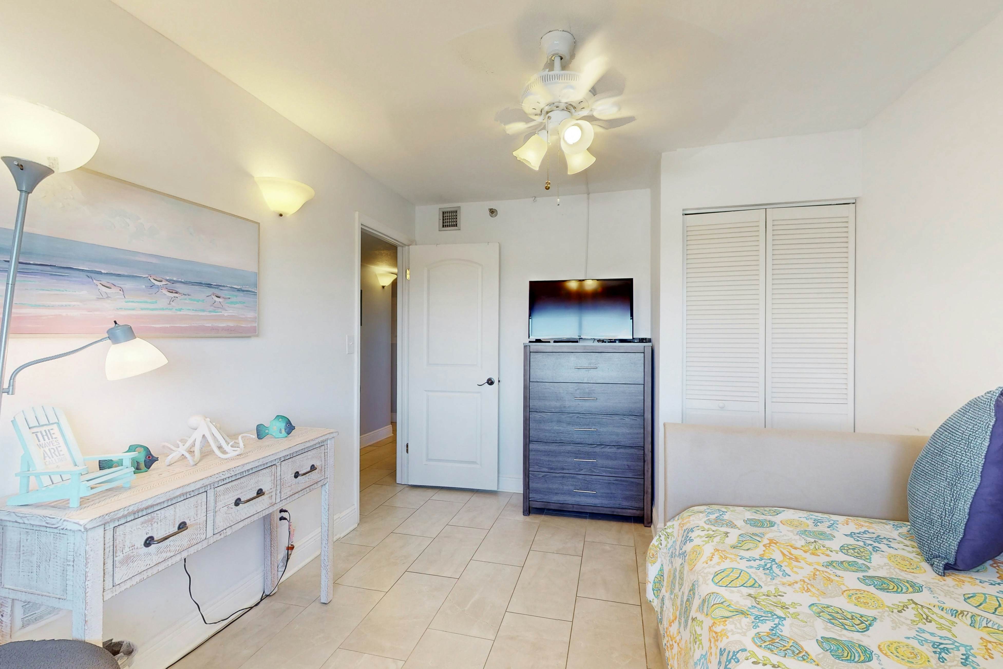 Beachfront condo with amazing Gulf views, pool, hot tub, grills, balcony, & WiFi