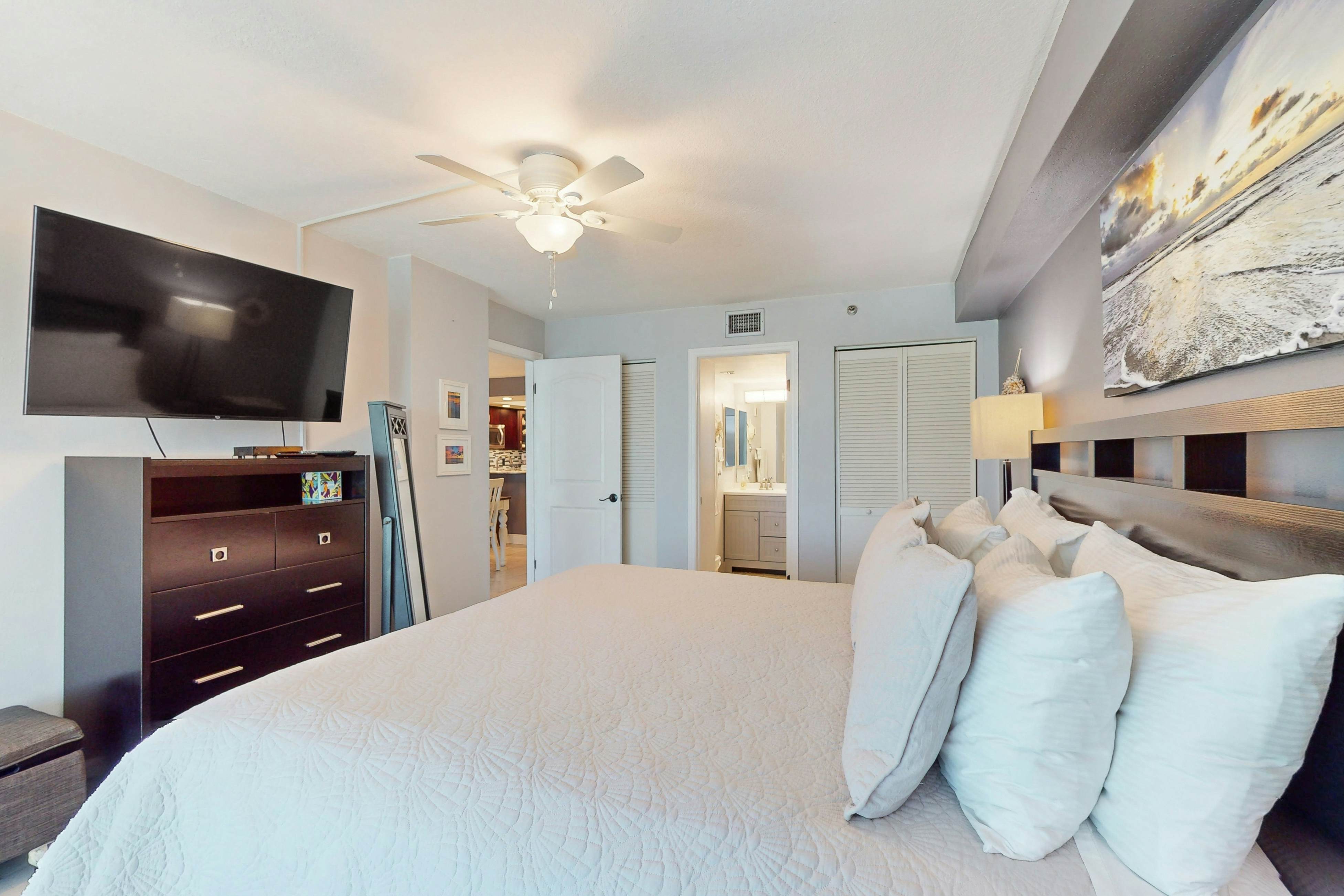 Beachfront condo with amazing Gulf views, pool, hot tub, grills, balcony, & WiFi