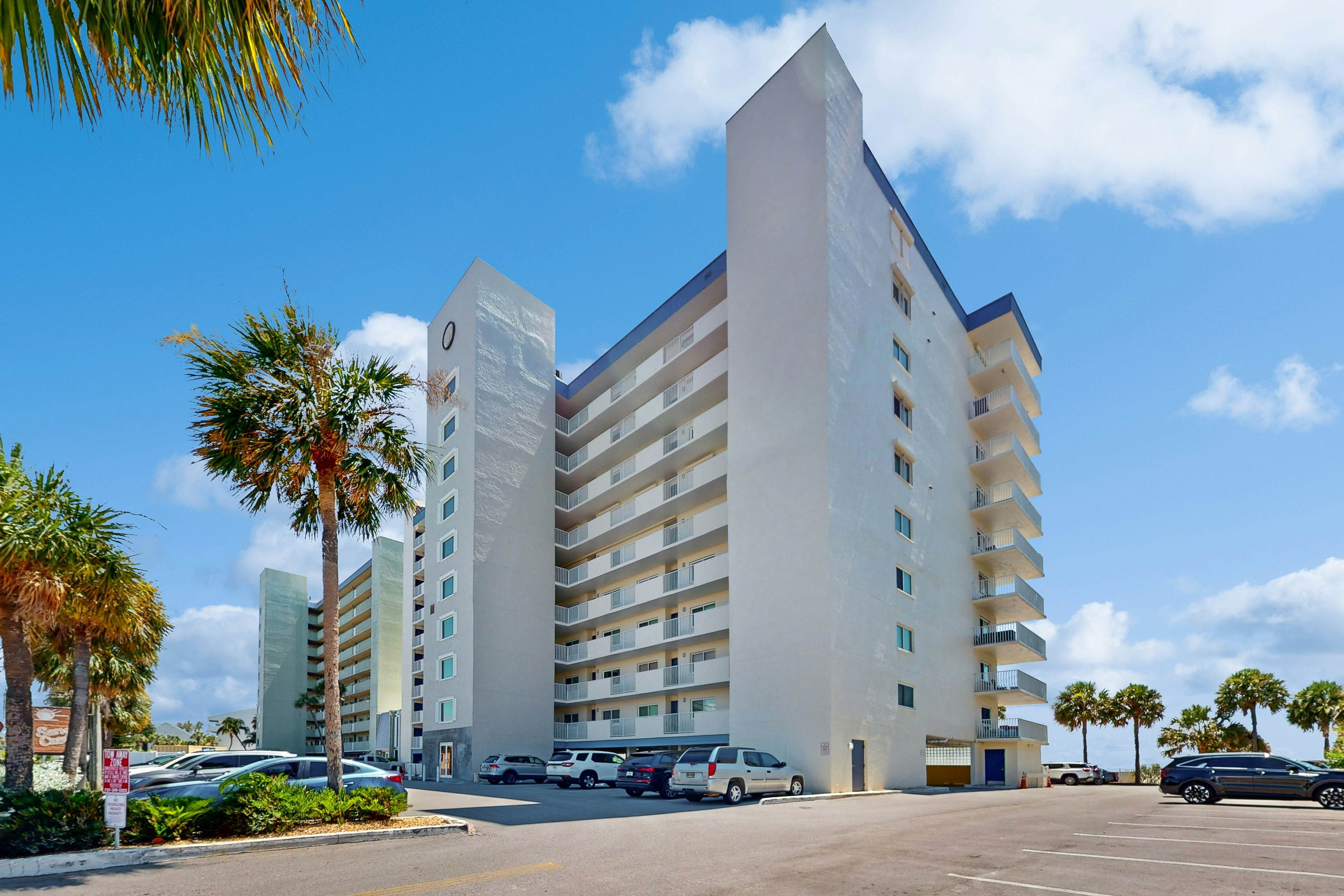 Beachfront condo with amazing Gulf views, pool, hot tub, grills, balcony, & WiFi