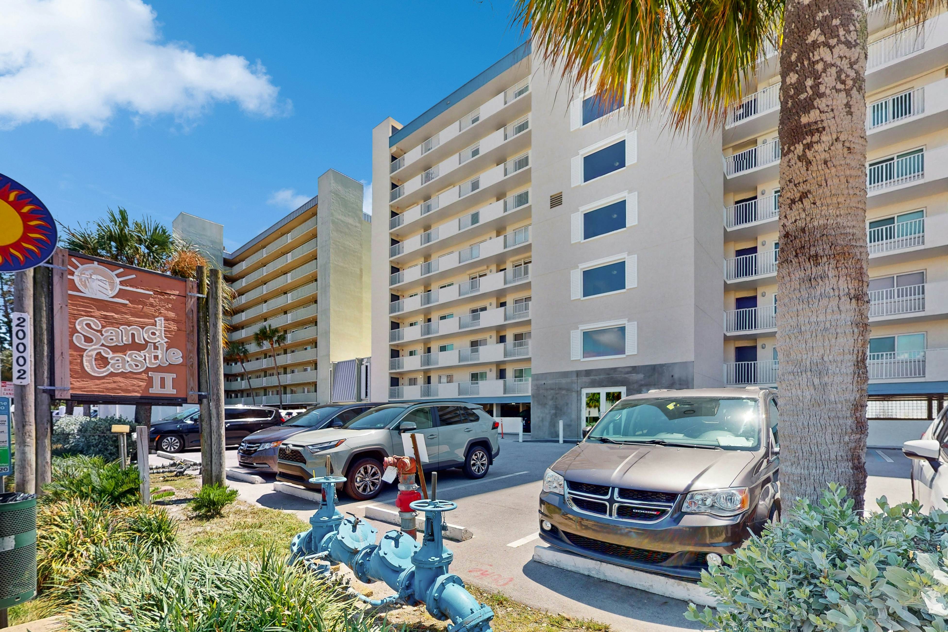 Beachfront condo with amazing Gulf views, pool, hot tub, grills, balcony, & WiFi